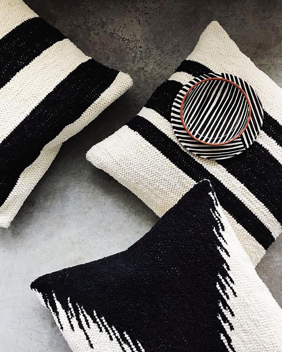 XXIe siècle et contemporain Coussin en coton recyclé texturé à rayures audacieuses noires et blanches de Casa Cubista en vente