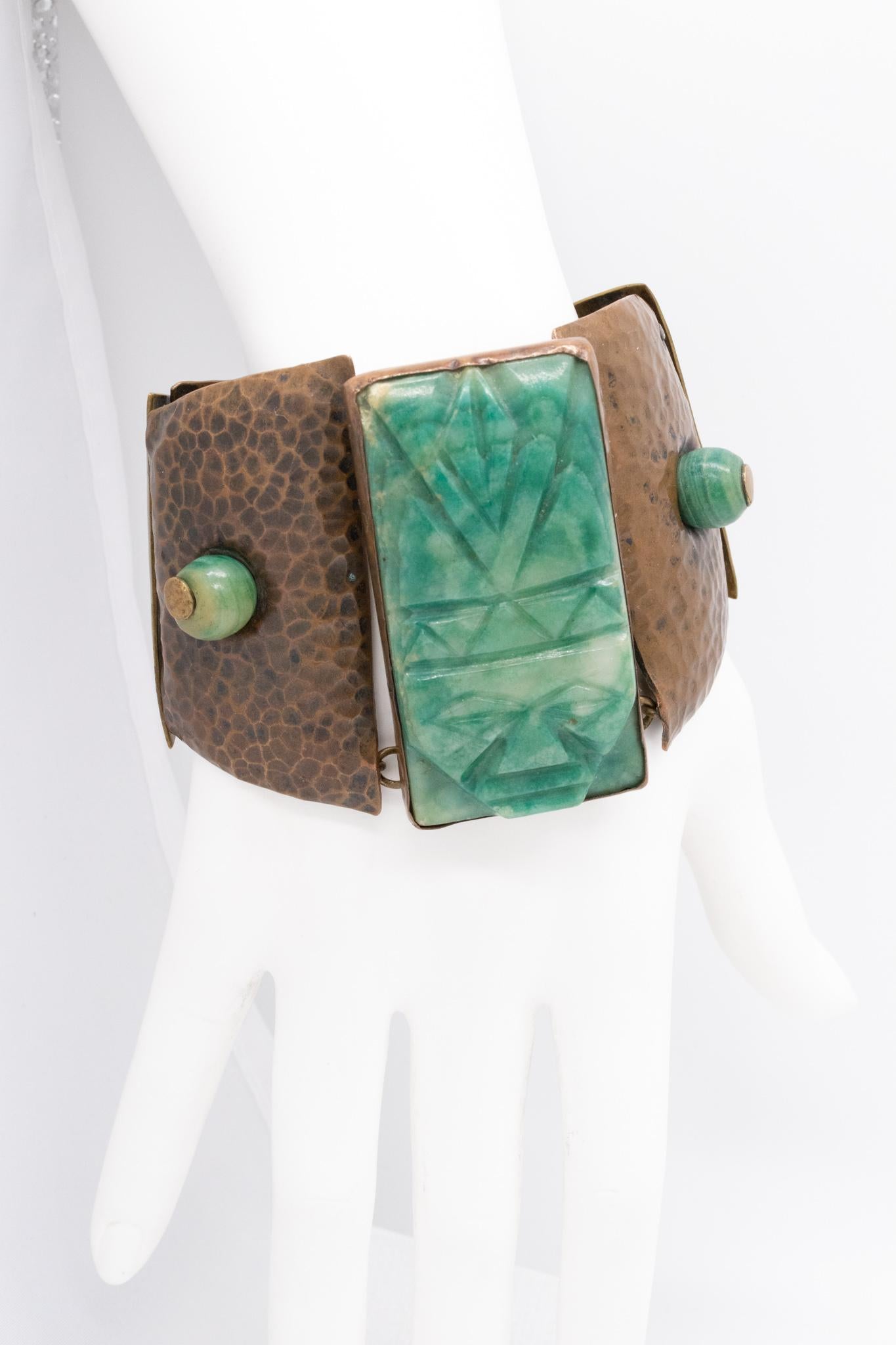 Statement-Armband entworfen von Casa De Maya

Ein seltenes Vintage-Stück, das in der Mitte des Jahrhunderts, um 1950, in Mexiko entstand. Gefertigt im Atelier von Casa De Maya aus gemischten Metallen wie gehämmertem Kupfer und poliertem Messing.