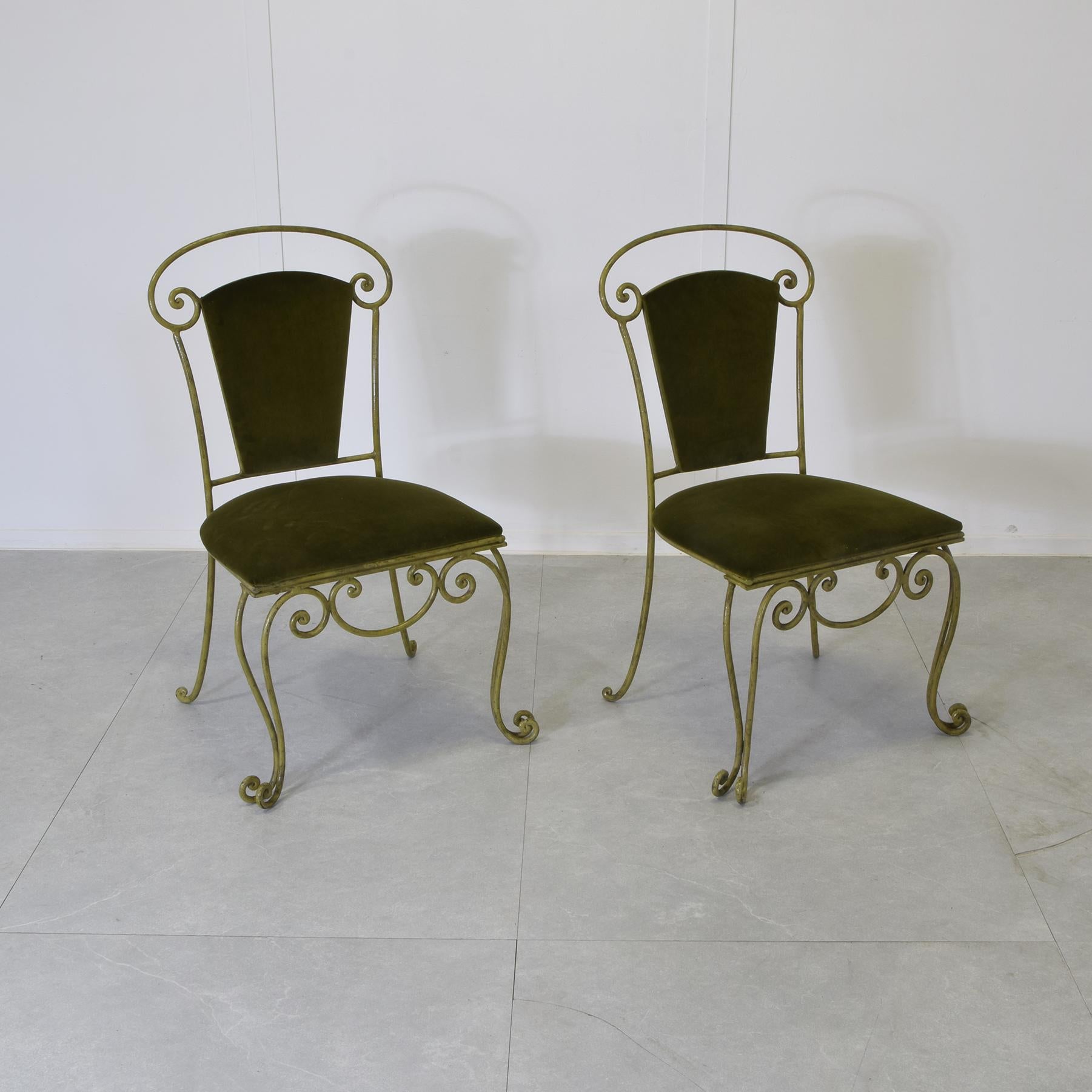 Set di due chiari in ferro battuto e seduta in velluto marrone prodotto da Casa e Giardino anni '50, è possibile acquistare il set con le due sedie correlate e il set completo con tavolo centrale.

Gio Ponti è stato uno dei più grandi maestri del