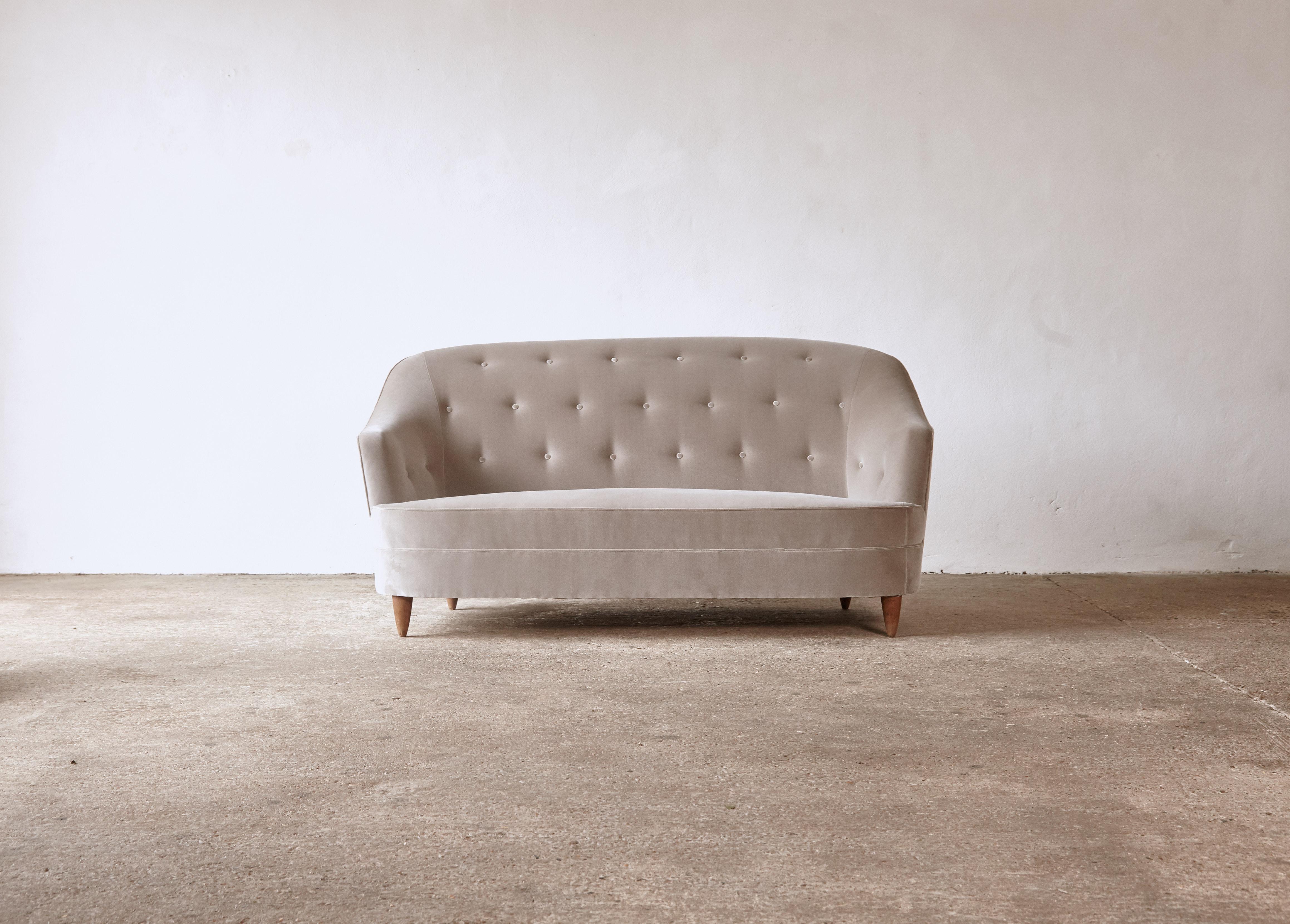 Gio Ponti Sofa, produced by Casa e Giardino Milan, Italy, 1950s.  Newly reupholstered with traditional sprung base and new light grey / silver velvet fabric.

