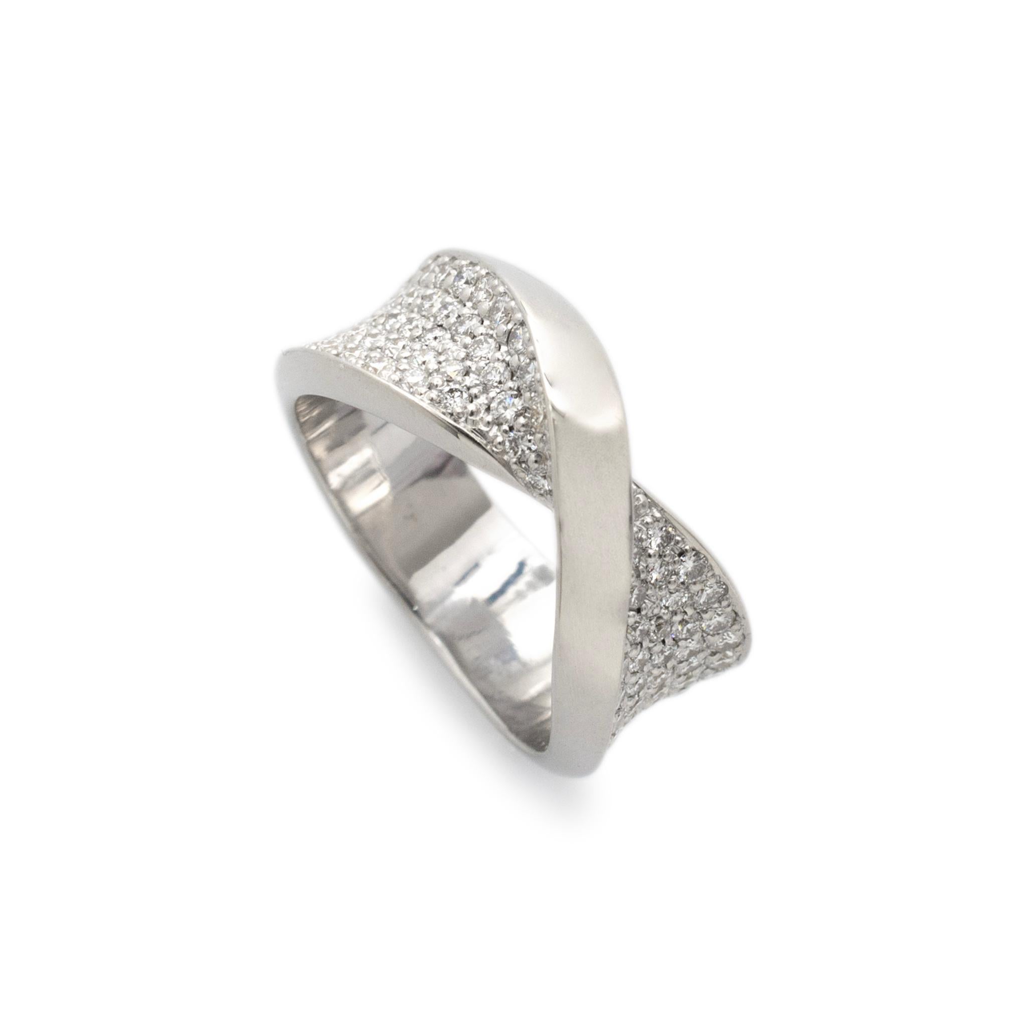 Marke: Casa Gi

Geschlecht: Damen

Metall Typ: 18K Weißgold

Bandgröße: 8.5

Breite: 10,00 mm

Gewicht: 13,29 Gramm

Ein Damenarmband aus 18 Karat Weißgold mit Diamanten und einem konisch zulaufenden, passgenauen Schaft. Das Metall wurde getestet