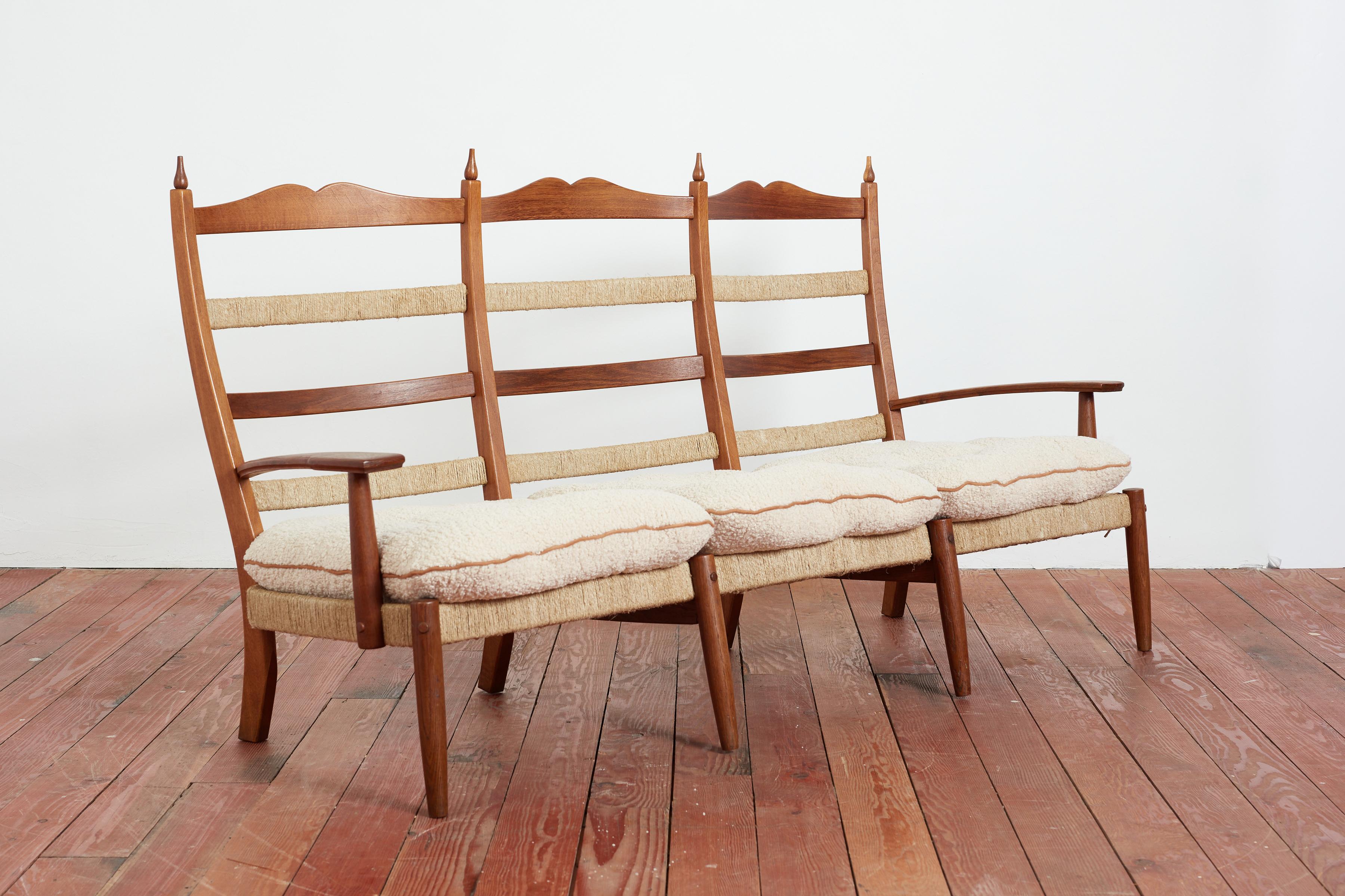 Divano Casa &Giardino attribuito a Gio Ponti con dettagli in corda intrecciata, sedute con schienale curvo scultoreo e cuscini in bouclé crema appena imbottiti con profili e bottoni in pelle. 

Italia, circa anni '40. 




