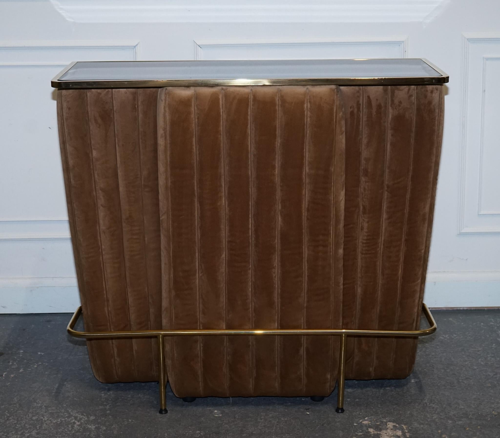 
Estamos encantados de ofrecer a la venta este Mueble Bar de Lujo Casa Padrino Marrón y Dorado. 

El armario dispone de un espacio para botellas de vino/espirituosos, hay un compartimento para que puedas colocar a mano copas de vino/cóctel y otros