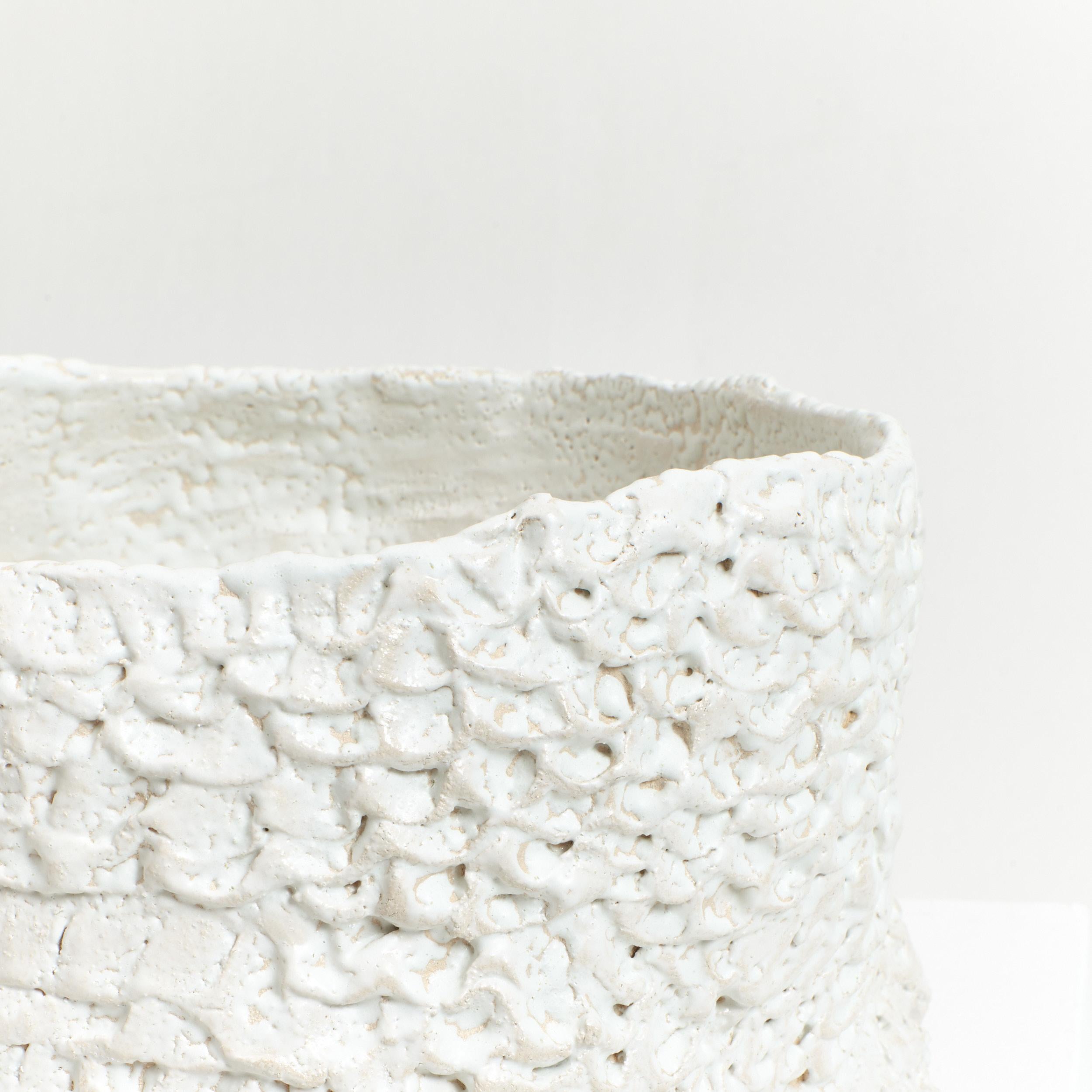Casa Pflanzgefäß Nr. 1 in Weiß
Entworfen von Projekt 213A im Jahr 2023

Kunsthandwerkliche Pflanzgefäße, die von erfahrenen Handwerkern in der Werkstatt von project 213A hergestellt werden. Handgeformte Keramik mit strukturierter Oberfläche in