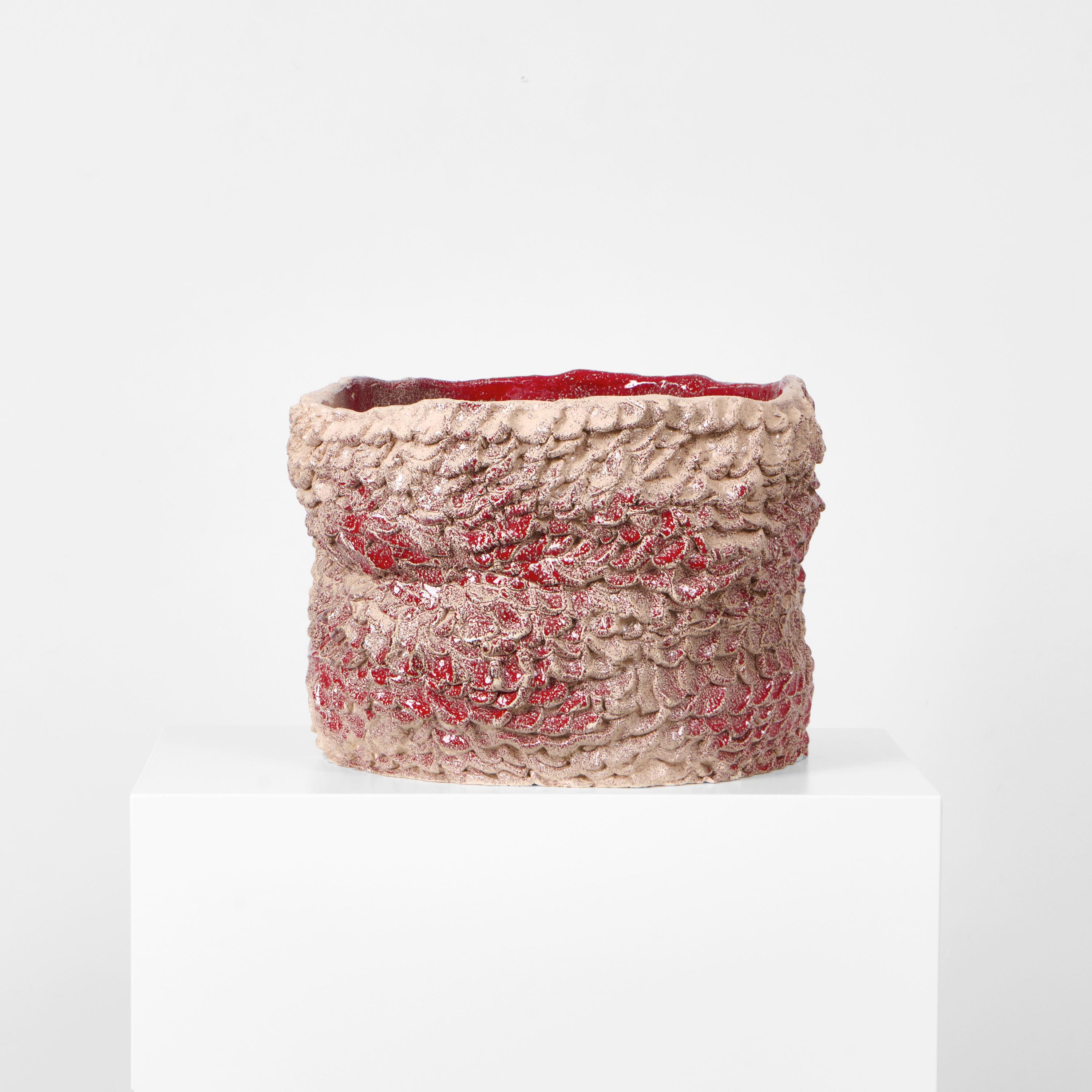 CASA PLANTER, conçu en 2023. 

Jardinière artisanale créée par des artisans qualifiés dans l'atelier du project 213A. Céramique sculptée à la main avec une finition texturée en forme de pétale.
Chaque pièce est unique en raison de sa nature