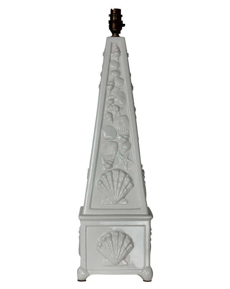 A casa Pupo obelisk lamp depicting sea shells in glazed white porcelain.

   