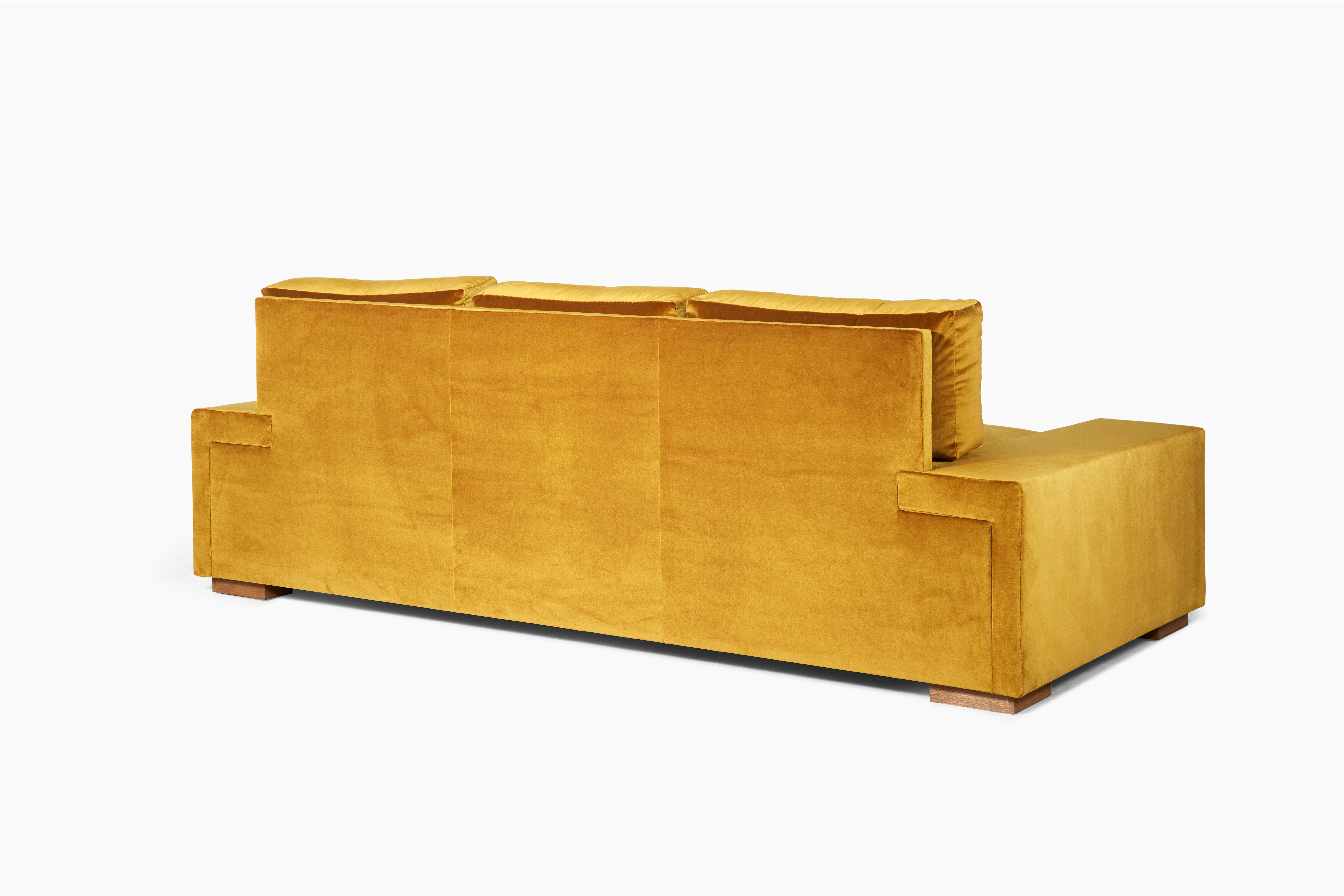 El sofá Casa está equipado con grandes reposabrazos planos, patas de roble dorado y tapicería de terciopelo de mohair ocre amarillo (LG.FB-20) para ofrecer el máximo confort. Fabricada con una estructura de roble, espuma de alta densidad y