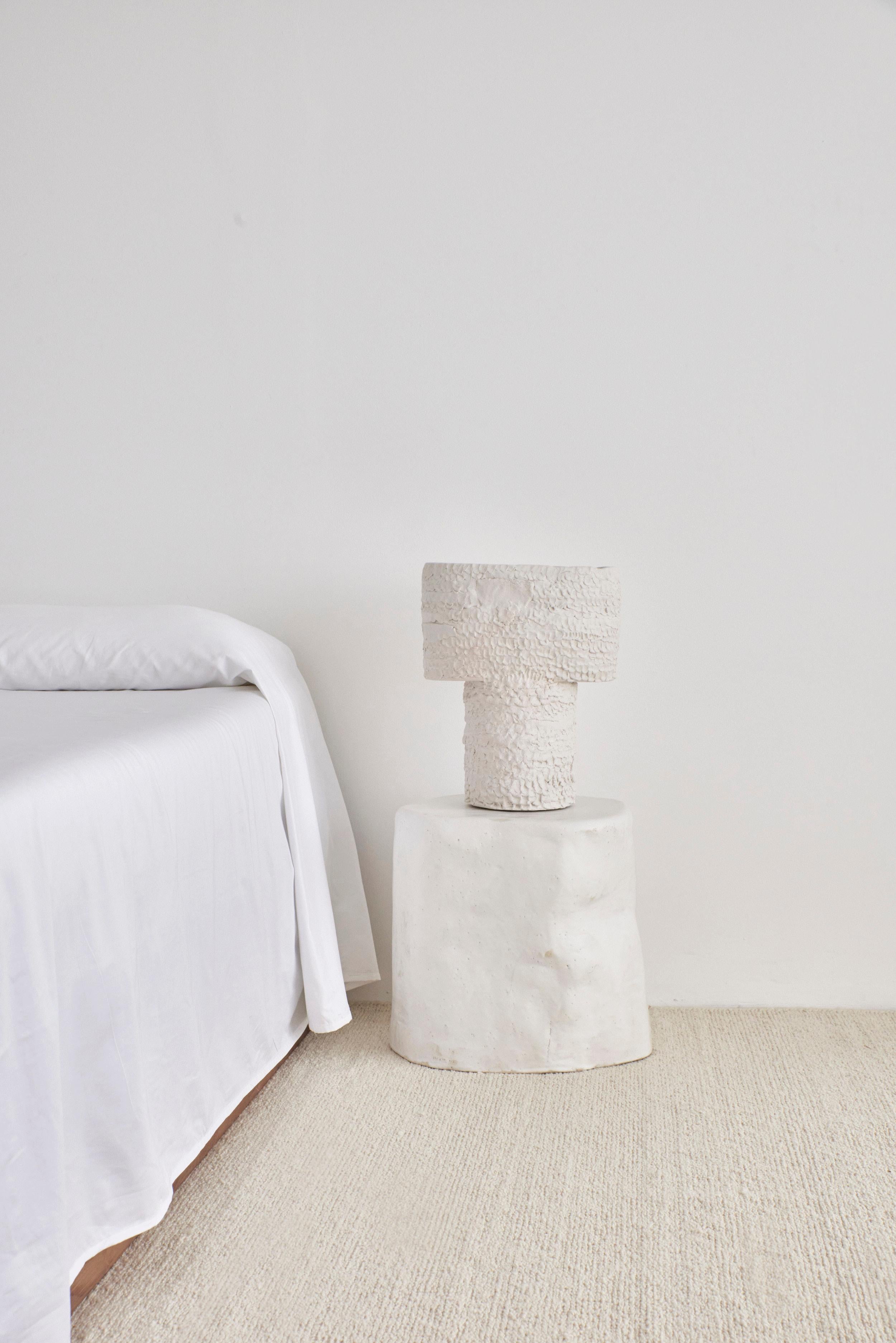 Casa Table Light Medium en blanc
Conçu par le project 213A en 2023

Lampe artisanale en céramique avec finition texturée, fabriquée dans l'atelier de céramique de Project 213A.
Chaque pièce est unique en raison de sa nature artisanale, les formes et