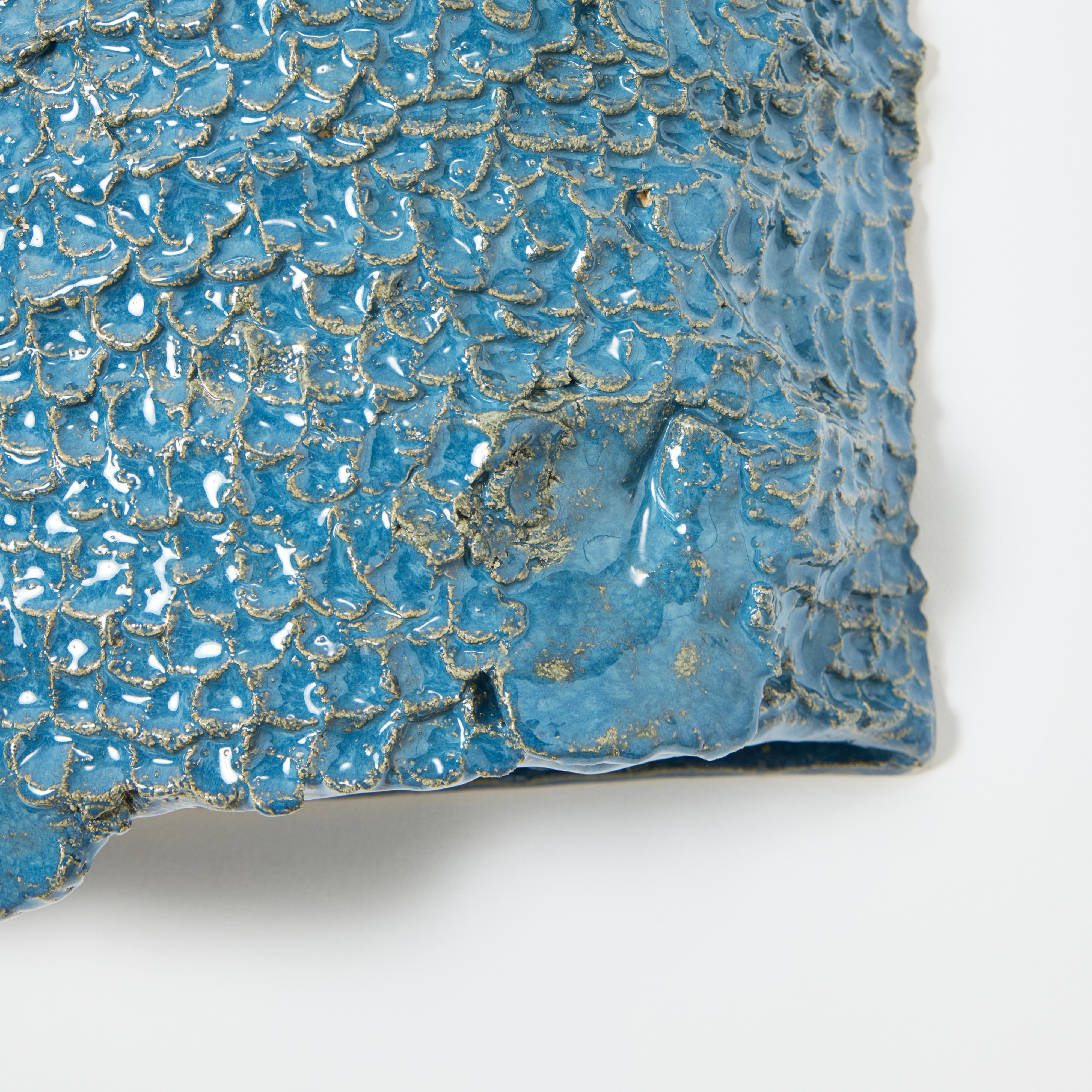 LÁMPARA DE PARED CASA nº 3, diseñada en 2023.

Lámpara de cerámica artesanal con acabado texturizado, fabricada en el propio taller de cerámica de Project 213A. Cada pieza es única debido a su naturaleza artesanal, las formas y los tonos varían