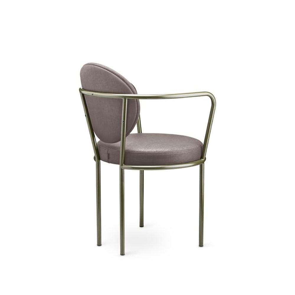 The Casablanca Chair is designed for long dinners, as you sit amazingly well in the chair with a soft backrest that matches the seat. The frame is made of coated metal, the seat and backrest are made of leather, wool, velvet or polyester. That being