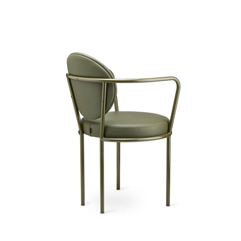 The Casablanca chair is designed for long dinners, as you sit amazingly well in the chair with a soft backrest that matches the seat. The frame is made of coated metal, the seat and backrest are made of leather, wool, velvet or polyester. That being