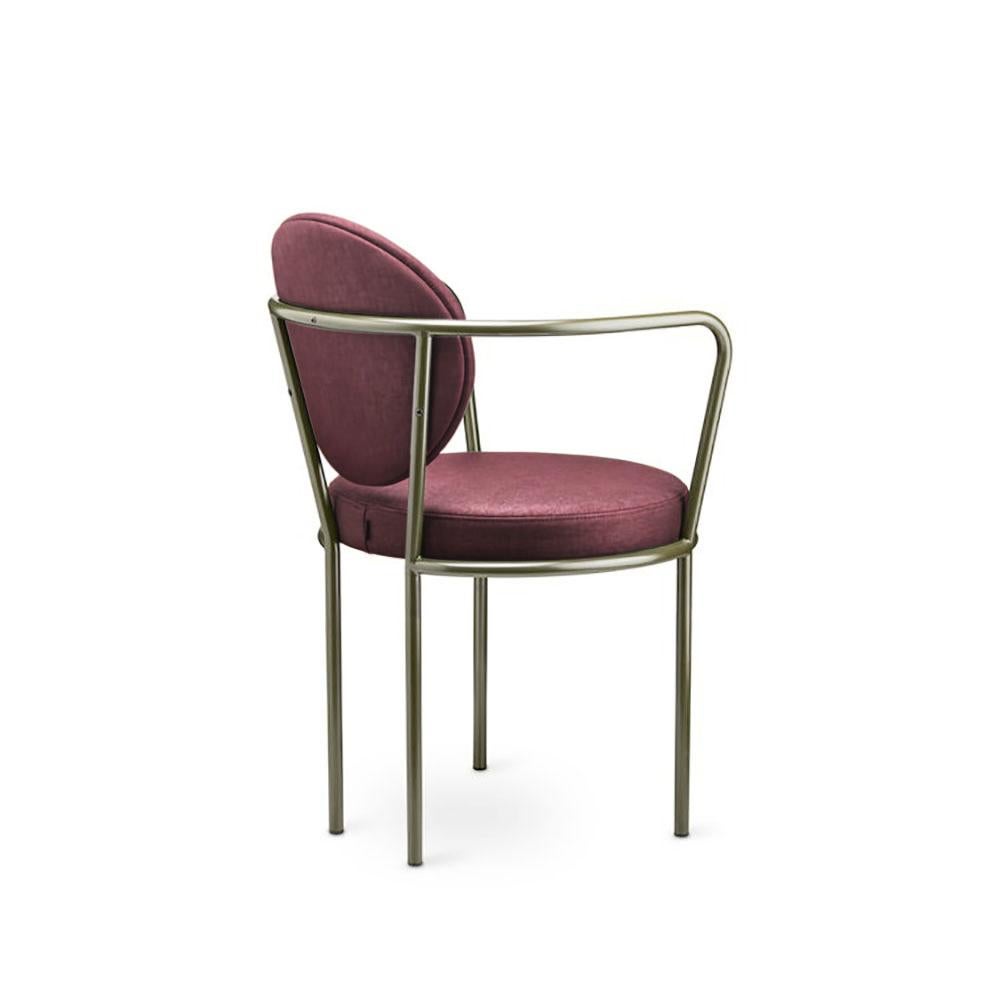 Der Casablanca-Stuhl ist für lange Abendessen konzipiert, denn man sitzt erstaunlich gut auf dem Stuhl mit einer weichen Rückenlehne, die zum Sitz passt. Das Gestell ist aus beschichtetem Metall, Sitz und Rückenlehne sind aus Leder, Wolle, Samt oder