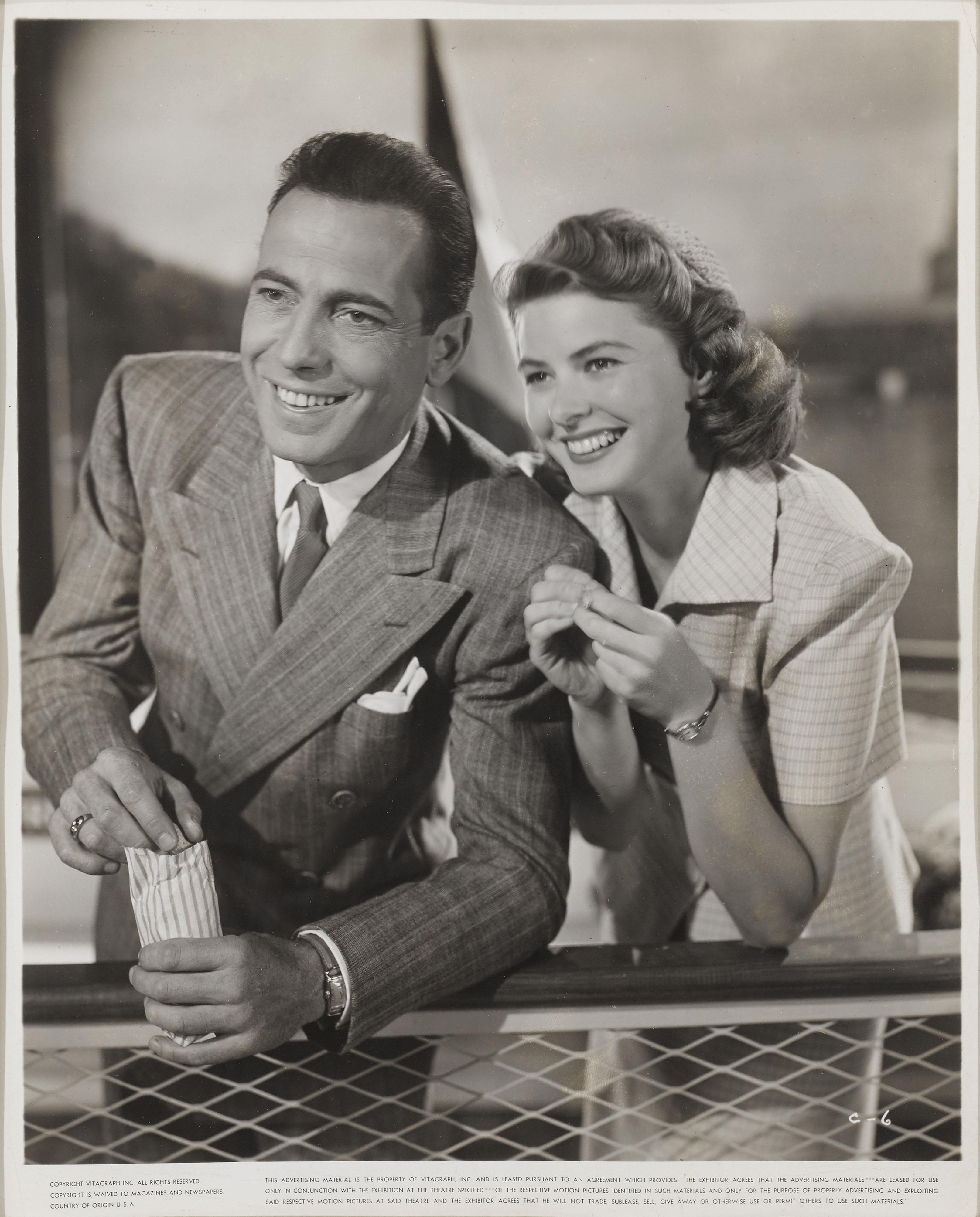 Photo originale de la production américaine en noir et blanc.
Le film avec Humphrey Bogart, Ingrid Bergman et Paul Henreid. Le film reste l'un des plus célèbres de tous les temps. 
 L'œuvre est encadrée avec du plexiglas UV dans un cadre en bois de