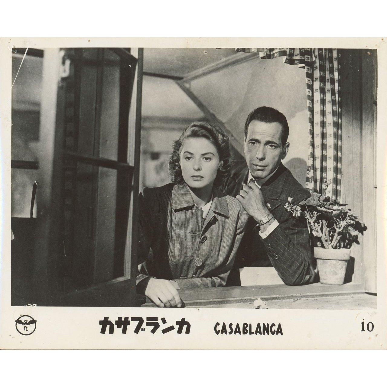 Photo originale japonaise à gélatine argentique de 1962 pour le film Casablanca (1942) réalisé par Michael Curtiz avec Humphrey Bogart / Ingrid Bergman / Paul Henreid / Claude Rains. Très bon état, trous d'épingle. Veuillez noter que la taille est