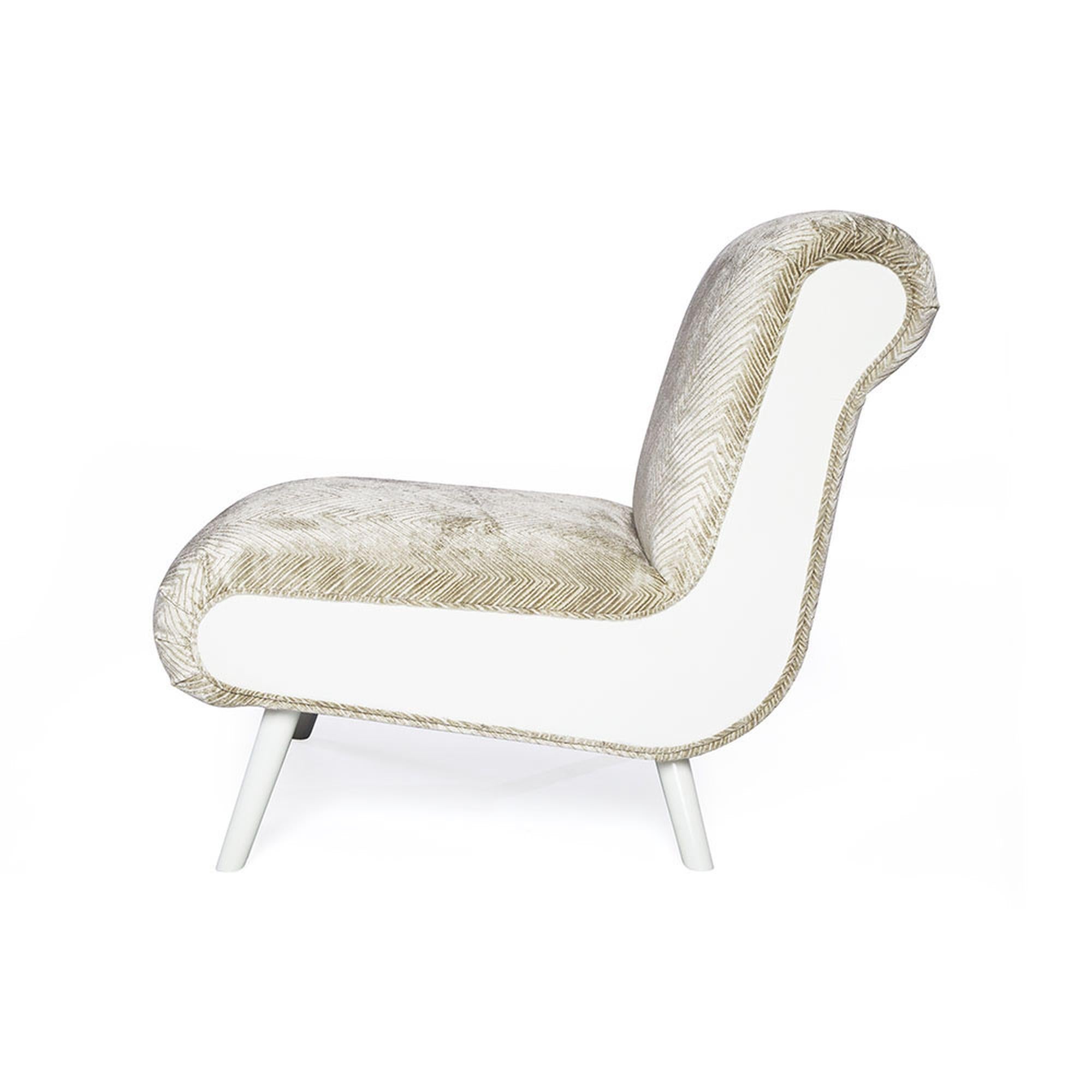 Modern Casablanca Slipper Chair in White Wood and Silver by Innova Luxuxy Group For Sale