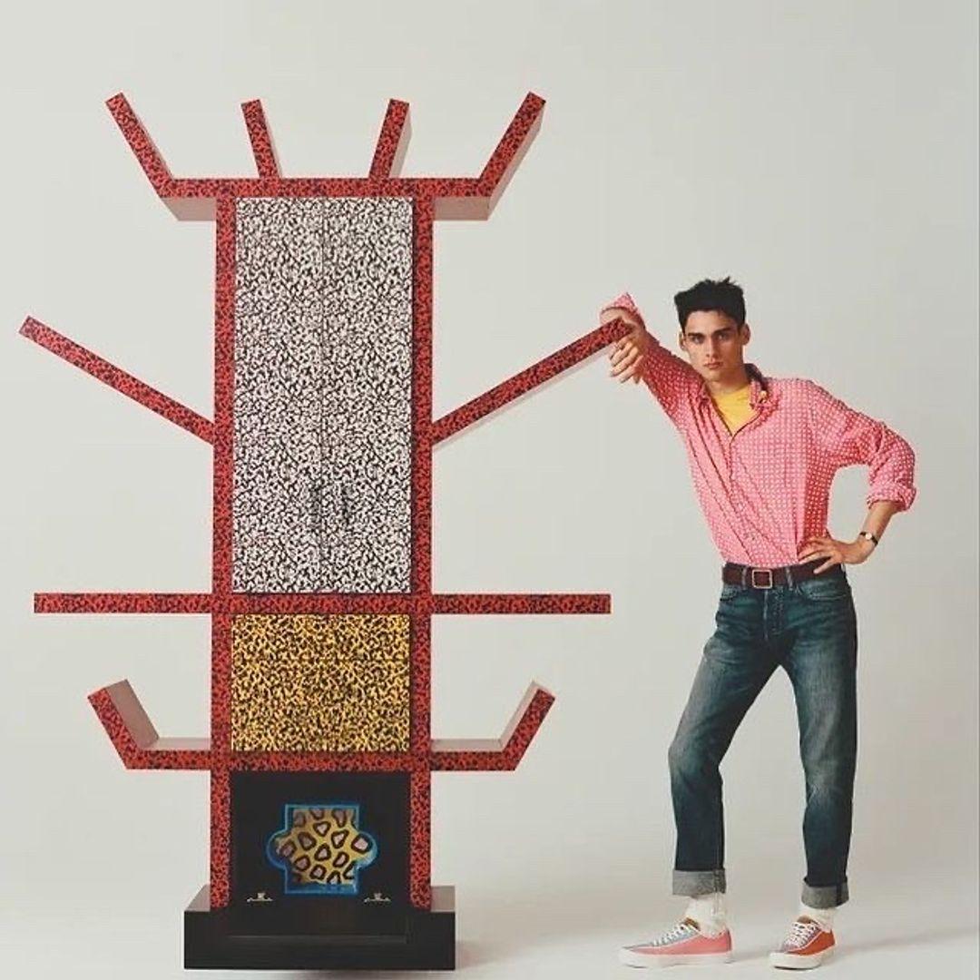 Con Casablanca Sottsass ha infranto le regole dell'arredamento, con un oggetto anticonformista dalla forma forte ed espressiva, esaltata dai colori e dai motivi originali stampati su laminato plastico. Dopo anni di minimalismo funzionale,