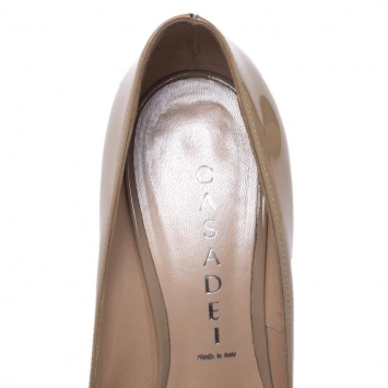 Casadei Beige/Noir Brevet et Cuir Motif Chaine Talons Ronds Taille 36 État moyen à Dubai, Al Qouz 2