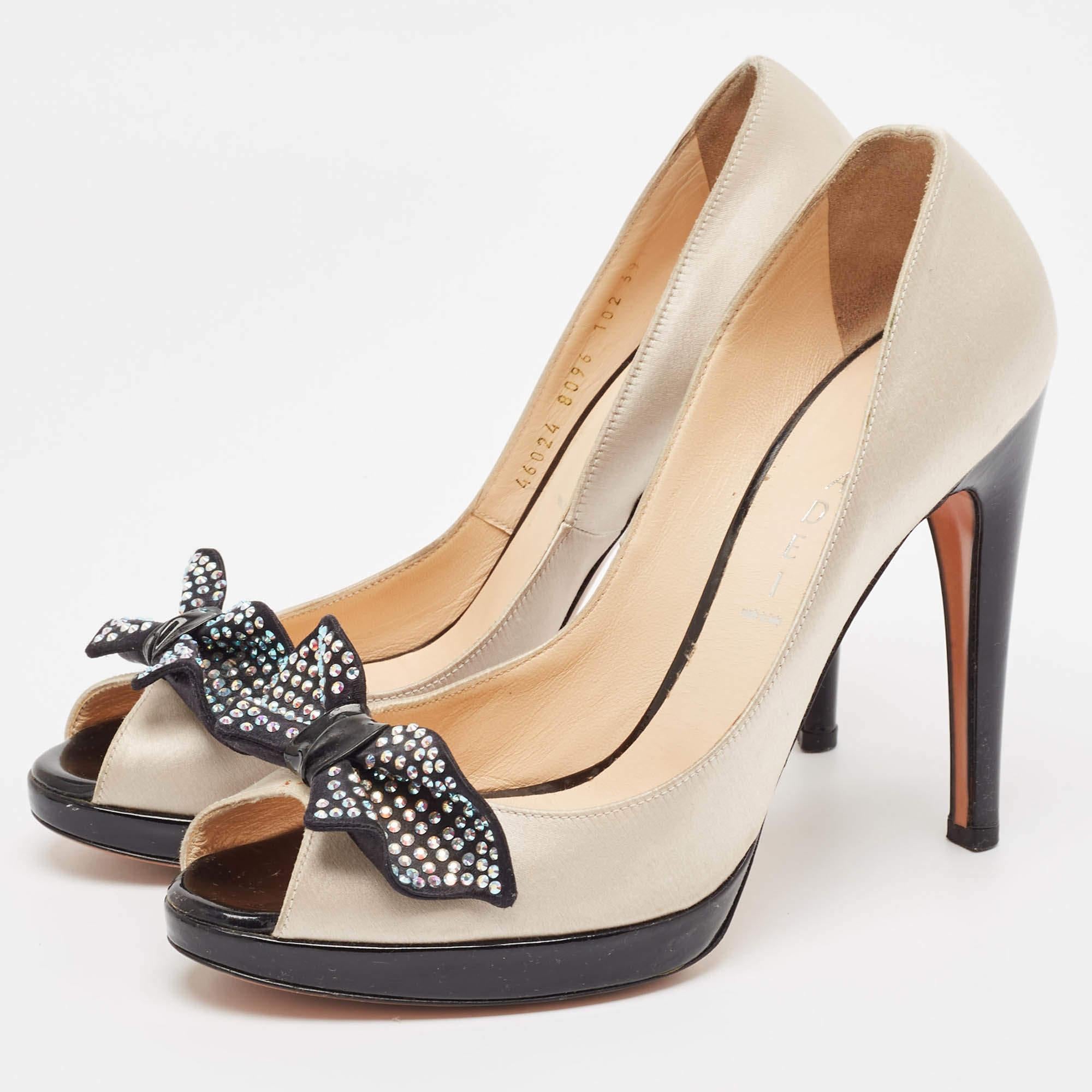 Zapatos maravillosamente elaborados con elementos notables para que te queden bien y combinen a la perfección con todos tus planes. Haz tuyos hoy estos zapatos de salón Casadei