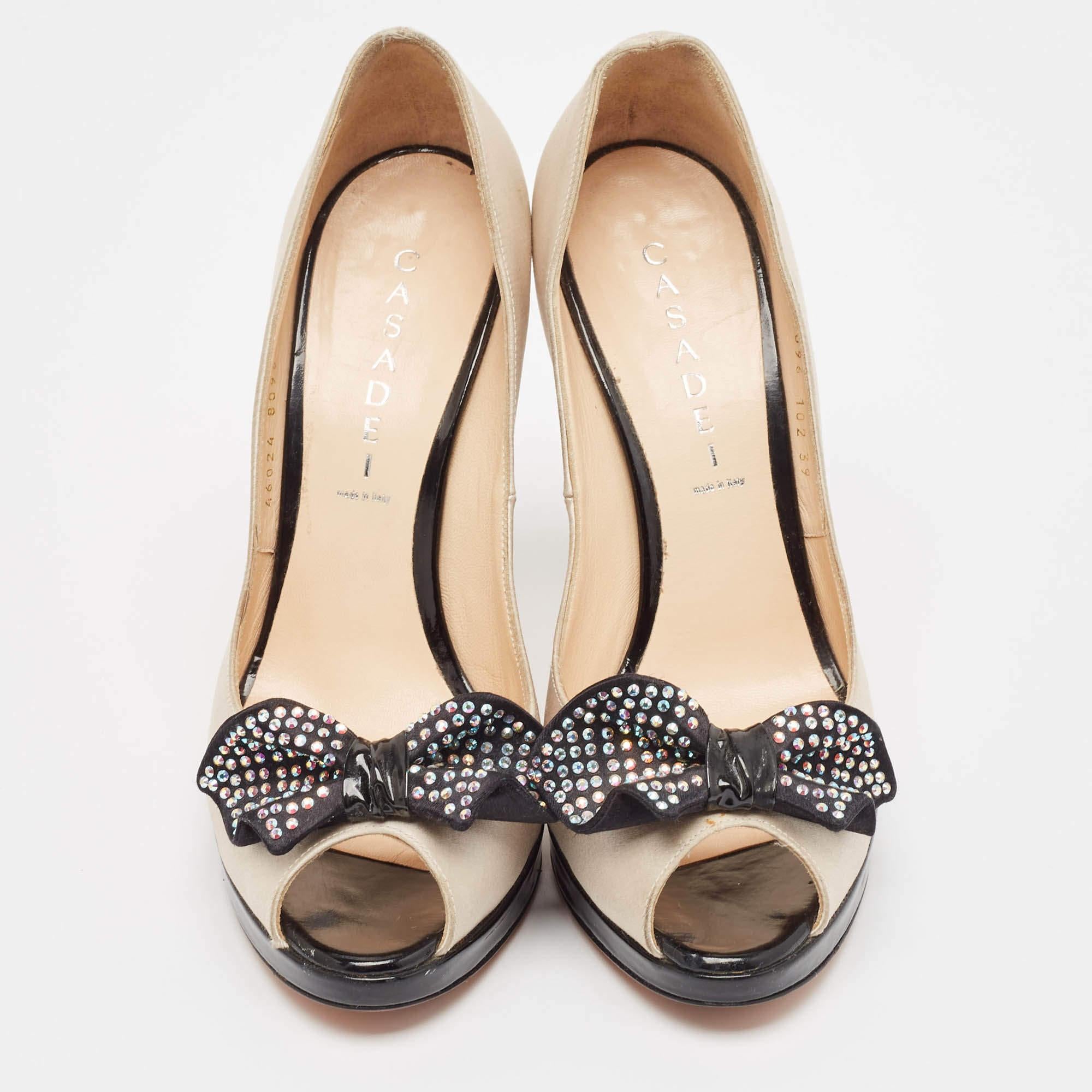 Casadei Beige/Negro Satén Cristal Lazo Bombas Peep Toe Talla 39 en Bastante bueno estado para la venta en Dubai, Al Qouz 2