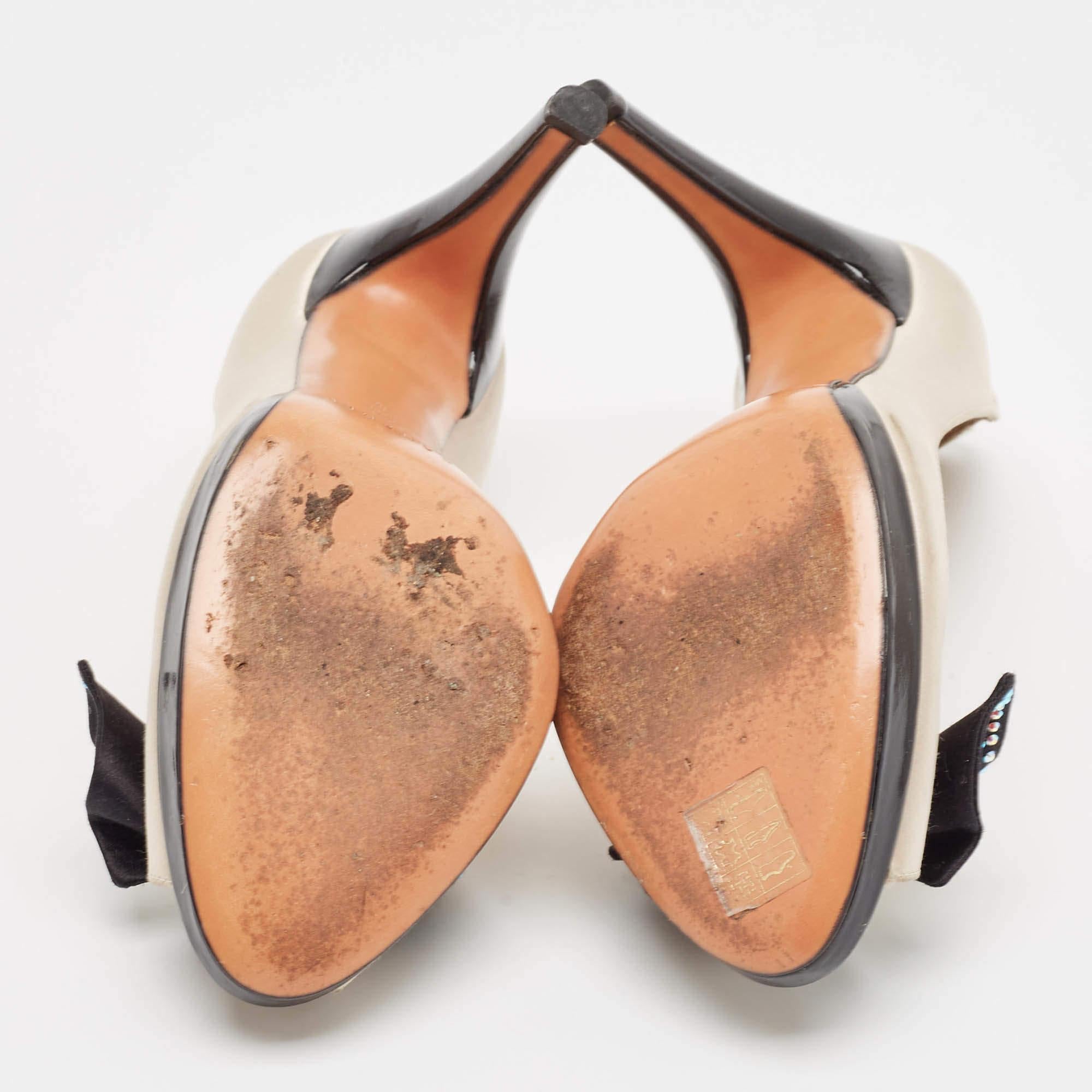 Casadei Beige/Negro Satén Cristal Lazo Bombas Peep Toe Talla 39 en venta 2