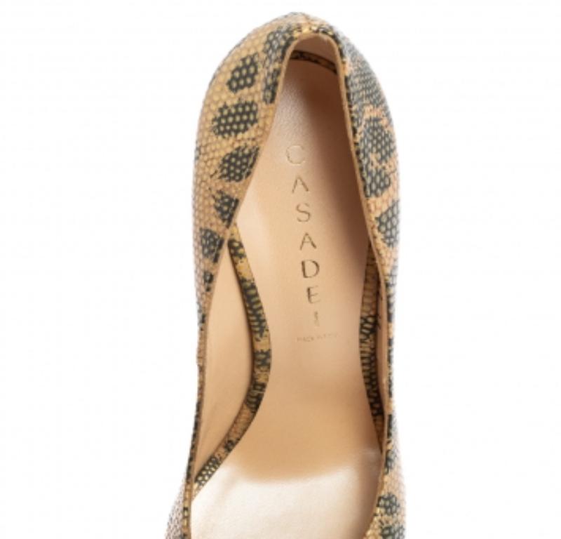 Casadei Beige/Piel estampada lagarto verde  Bombas de plataforma peep toe talla 38 Marrón en venta