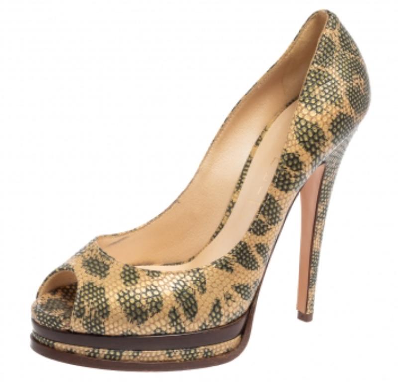 Casadei Beige/Piel estampada lagarto verde  Bombas de plataforma peep toe talla 38 en Bueno estado para la venta en Dubai, Al Qouz 2
