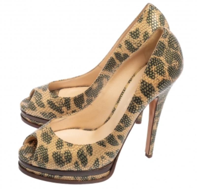 Casadei Beige/Piel estampada lagarto verde  Bombas de plataforma peep toe talla 38 en venta 1