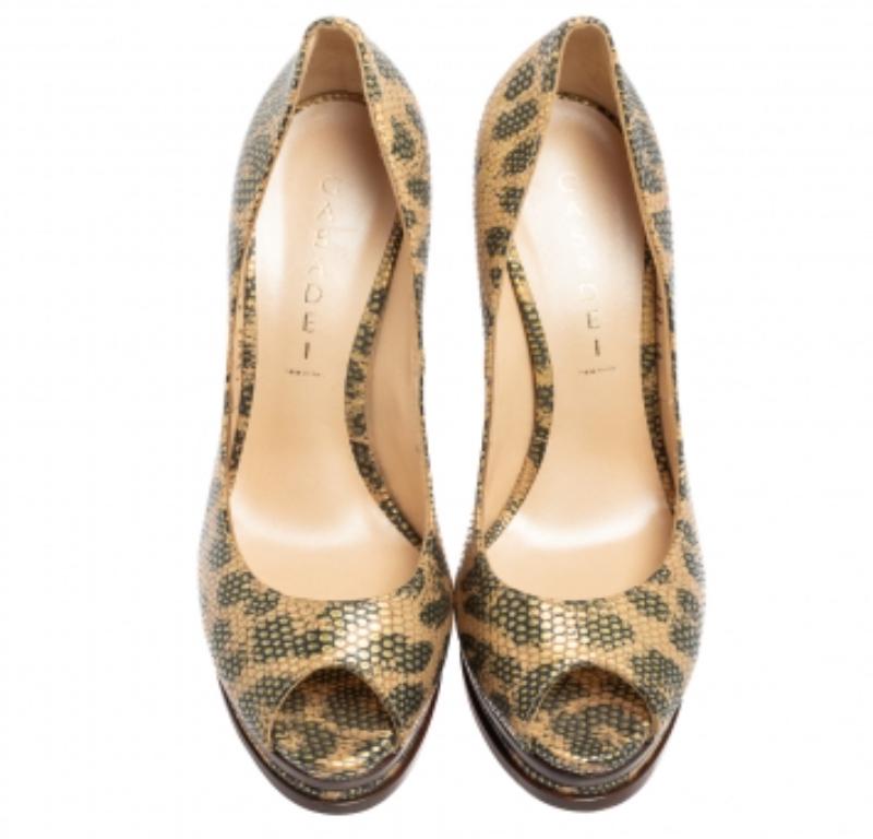 Casadei Beige/Piel estampada lagarto verde  Bombas de plataforma peep toe talla 38 en venta 2