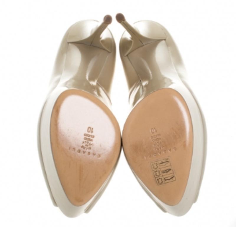 Casadei Beige Peep Toe Platform Pumps en cuir verni Taille 40 Pour femmes en vente