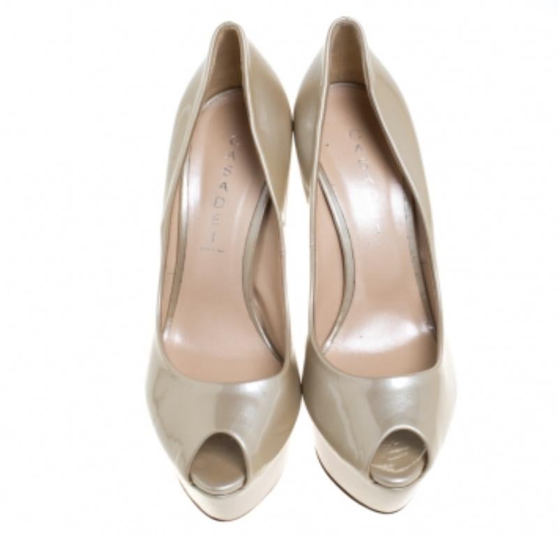 Casadei Beige Peep Toe Platform Pumps en cuir verni Taille 40 en vente 2