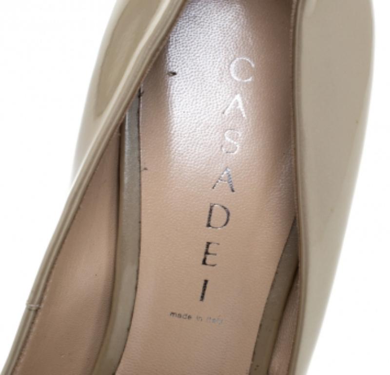 Casadei Beige Peep Toe Platform Pumps en cuir verni Taille 40 en vente 3