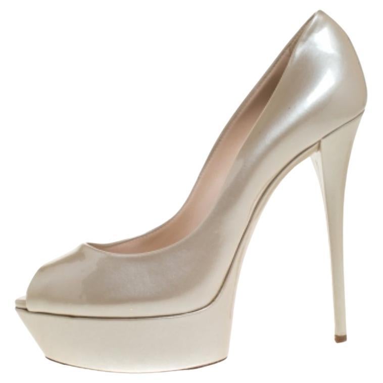 Casadei Beige Peep Toe Platform Pumps en cuir verni Taille 40 en vente