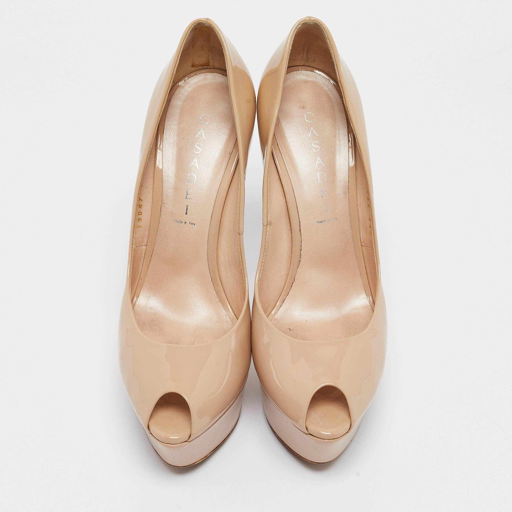 Beige Casadei escarpins à bout ouvert en cuir verni beige, taille 39,5 en vente