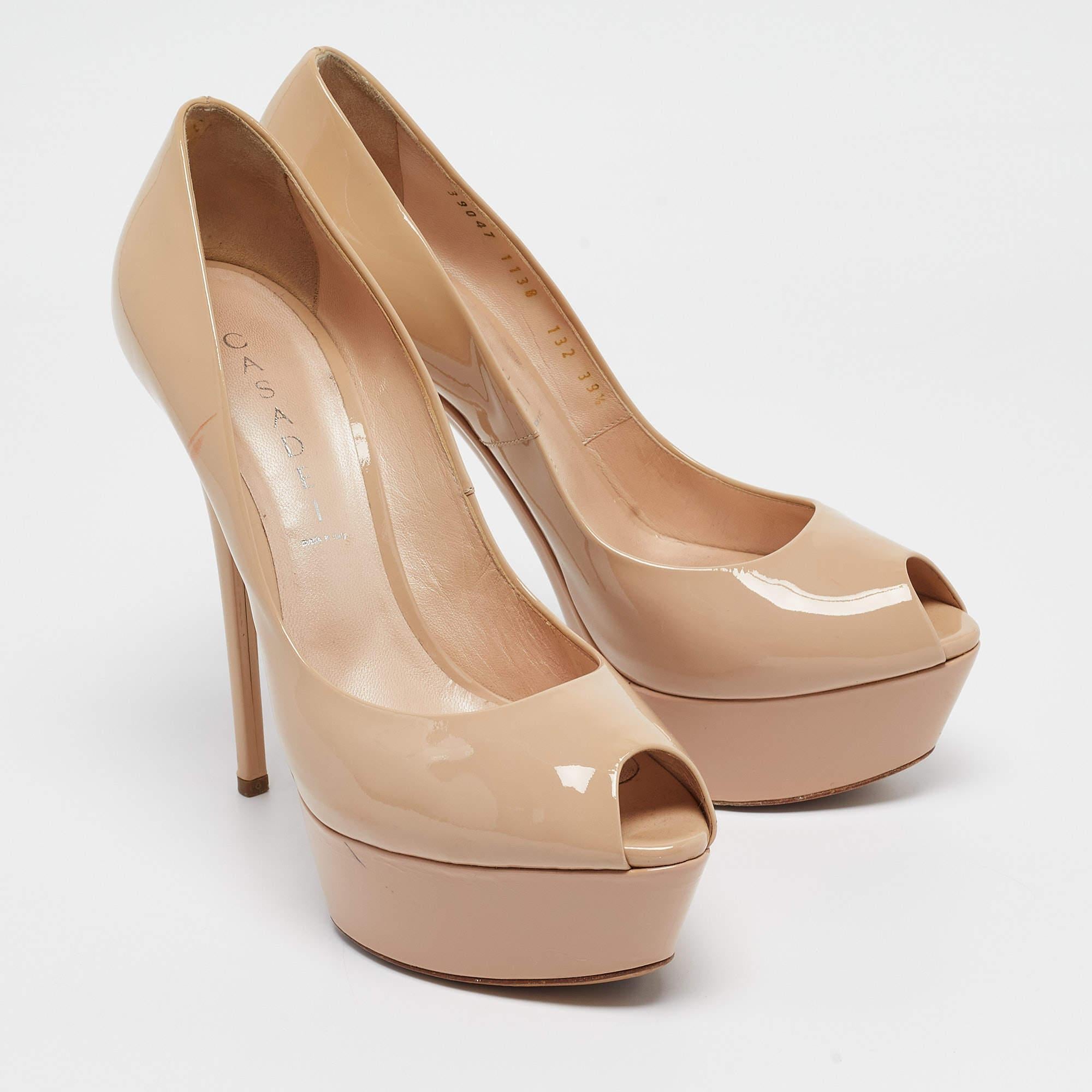Casadei escarpins à bout ouvert en cuir verni beige, taille 39,5 Bon état - En vente à Dubai, Al Qouz 2