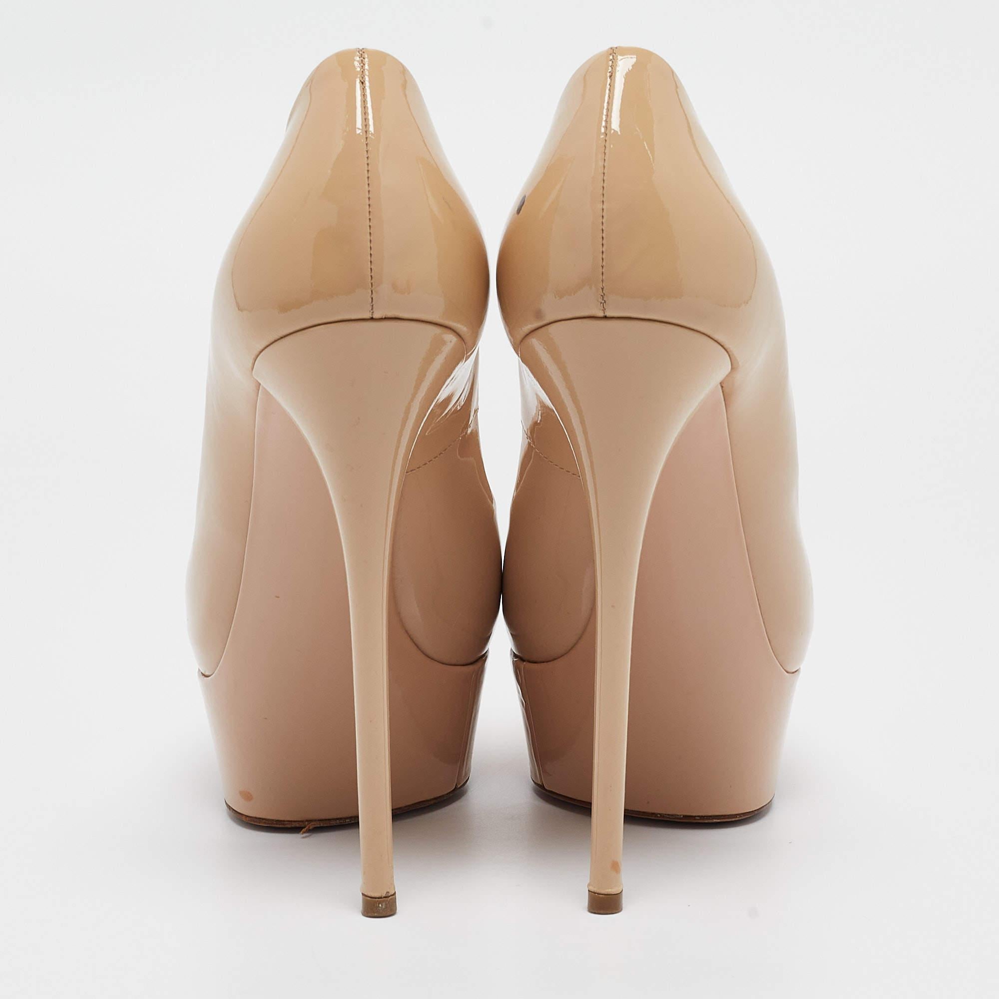Casadei escarpins à bout ouvert en cuir verni beige, taille 39,5 Pour femmes en vente