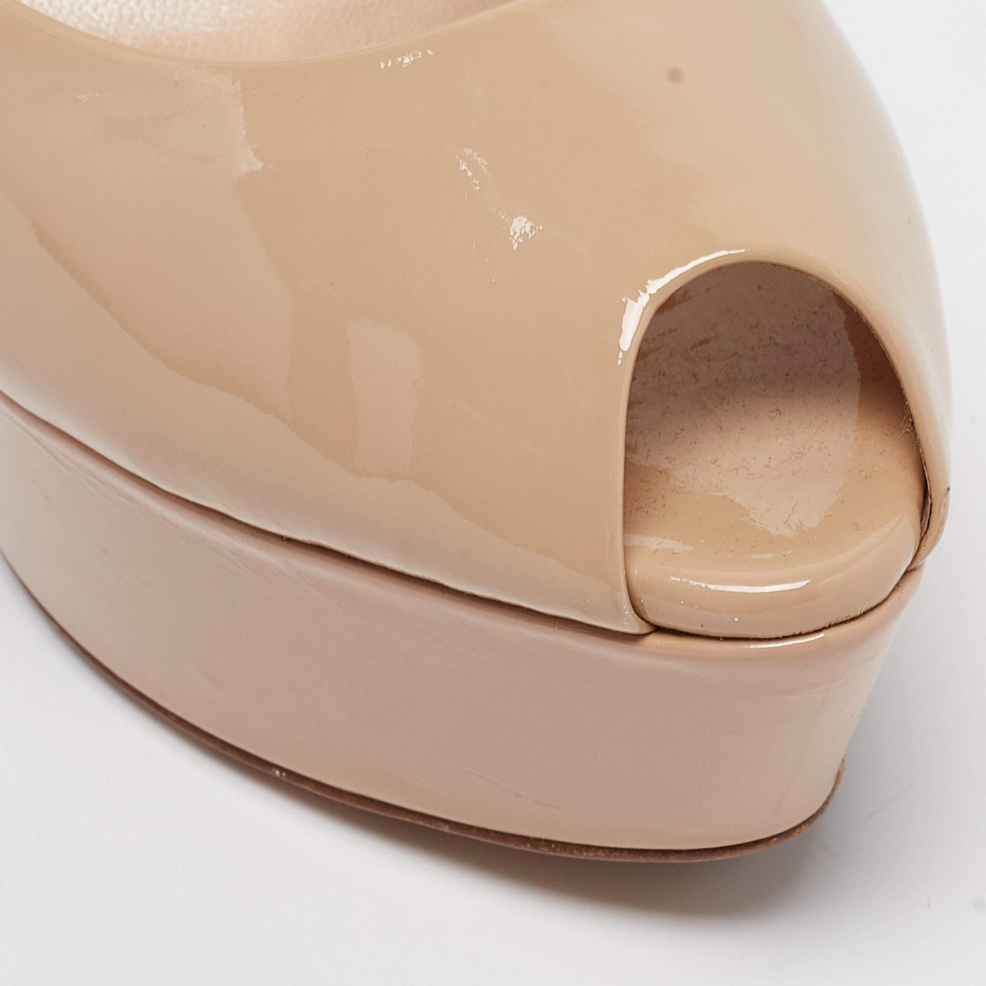 Casadei escarpins à bout ouvert en cuir verni beige, taille 39,5 en vente 2