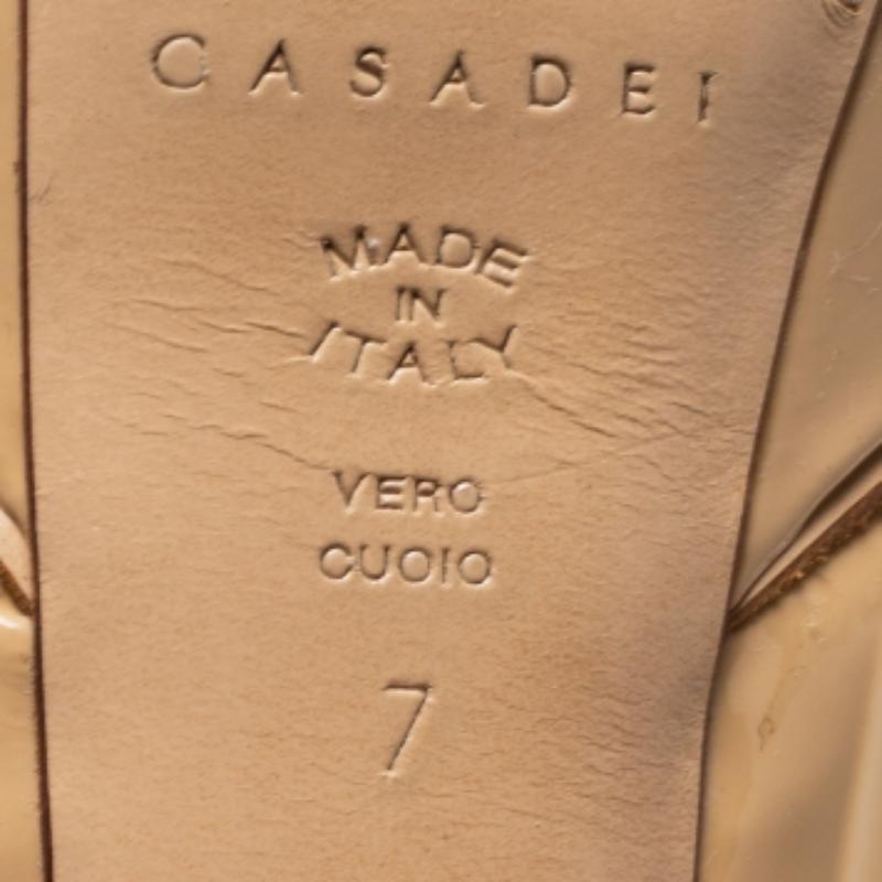 Casadei Beige Lackleder Slingback-Sandalen Größe 37 im Zustand „Gut“ im Angebot in Dubai, Al Qouz 2