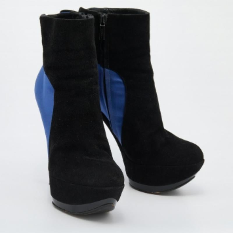 Casadei Botines de plataforma de ante y satén negro/azul talla 38 en Bueno estado para la venta en Dubai, Al Qouz 2