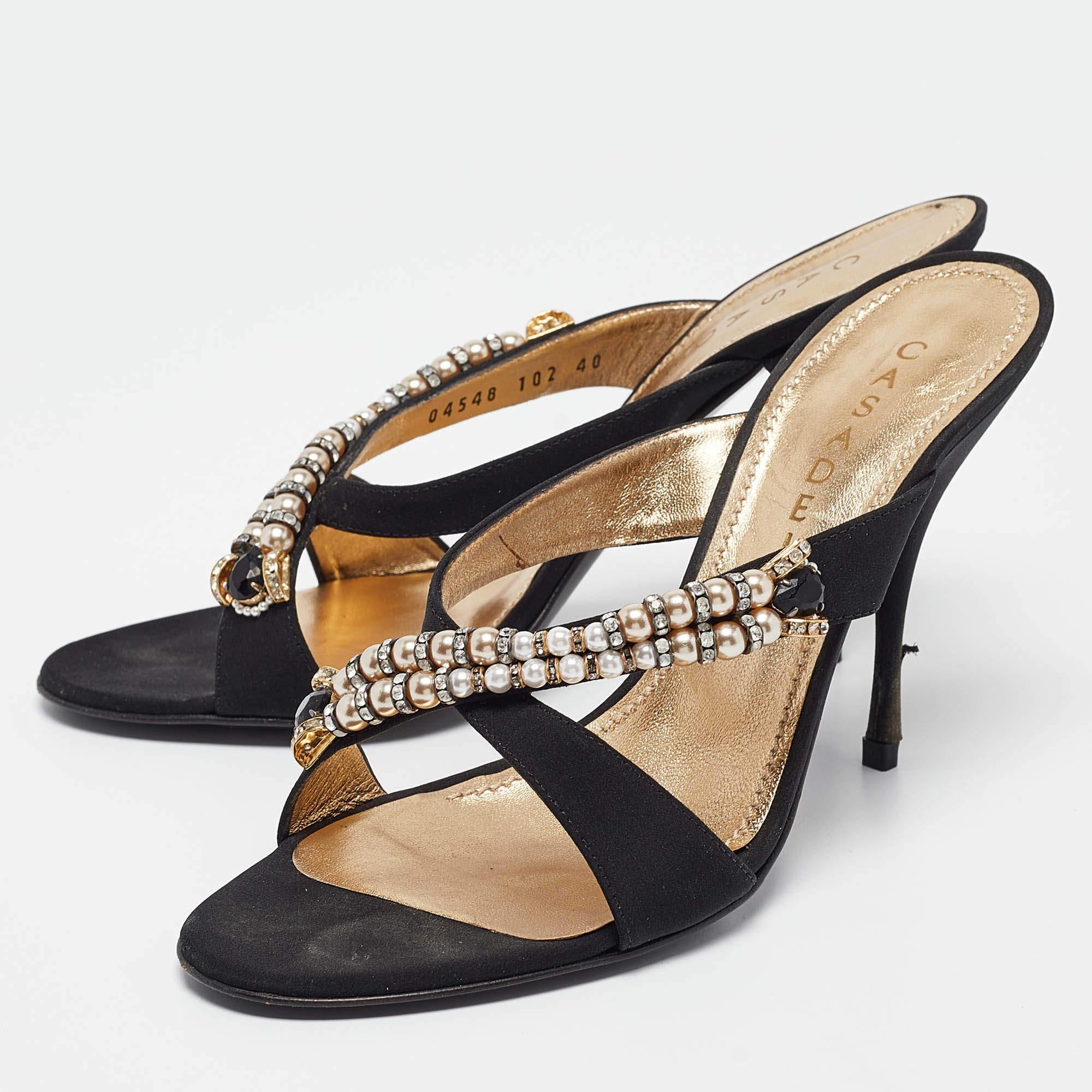 Questi sandali incorniceranno i tuoi piedi in modo elegante. Realizzate con materiali di qualità, presentano un design di classe e solette confortevoli.
