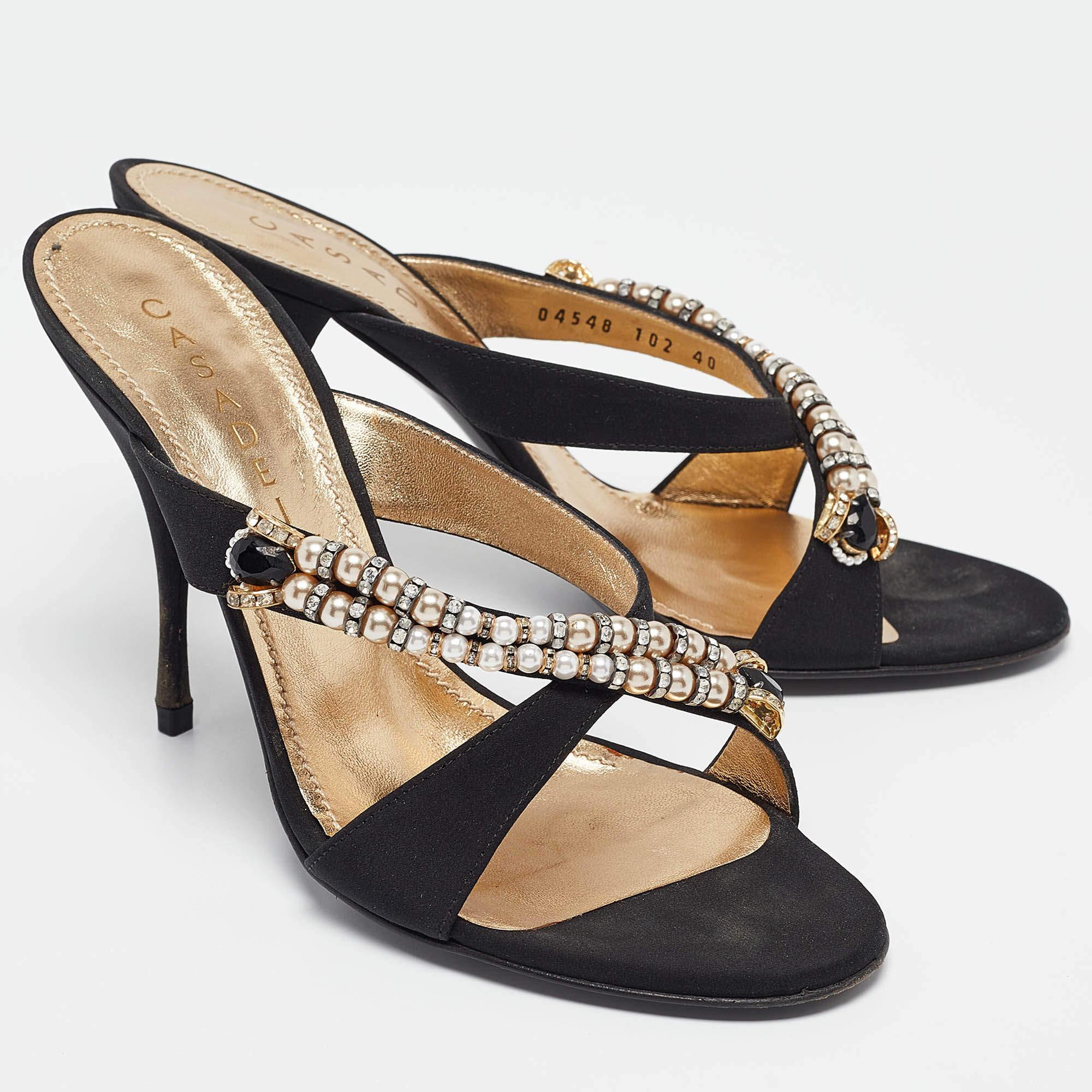 Casadei Black Canvas Crystal Embellished Slide Sandals Size 40 In condizioni discrete in vendita a Dubai, Al Qouz 2