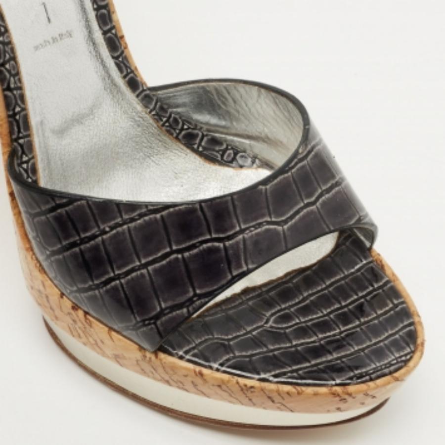 Ces sandales encadreront vos pieds de manière luxueuse. Fabriquées à partir de matériaux de qualité, elles présentent un design élégant et des semelles intérieures confortables.