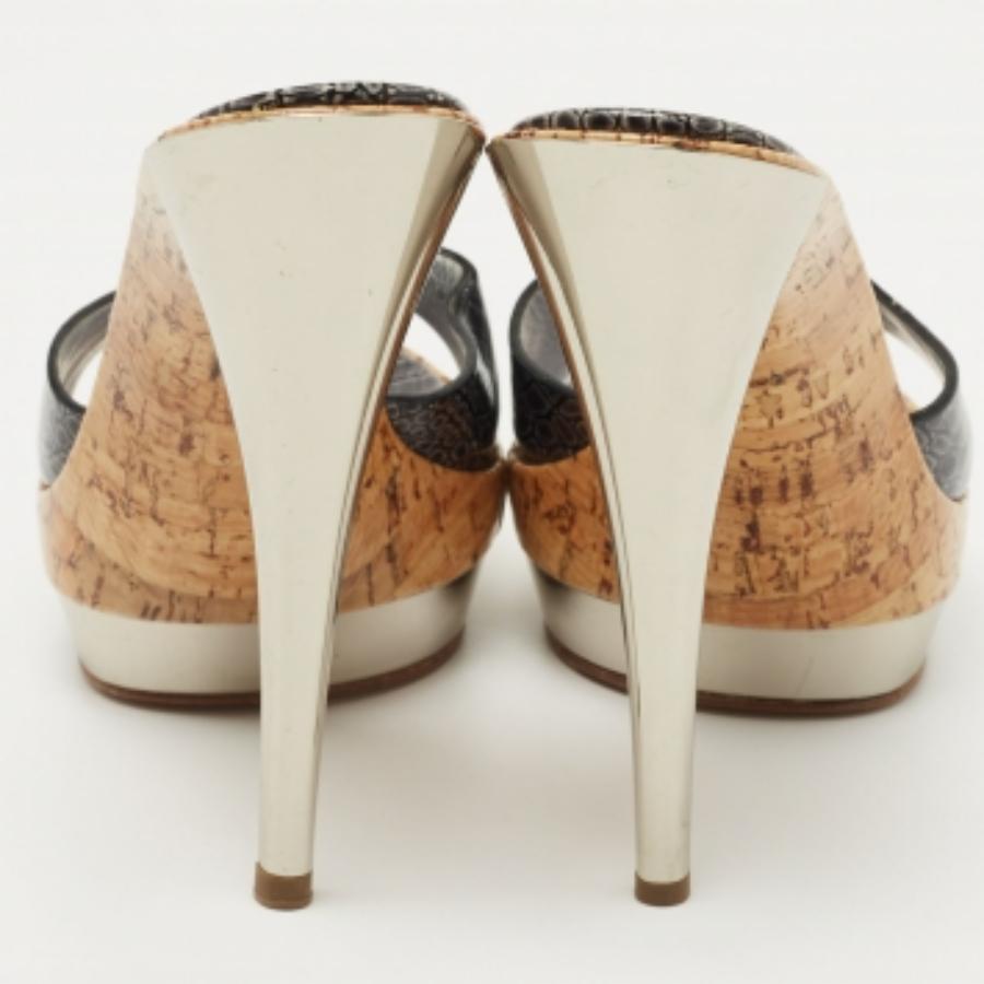 Casadei Black Croc Embossed Patent Leather Cork Platform Sandals Size 39 (Sandales à plateforme en liège en cuir verni gaufré) Bon état - En vente à Dubai, Al Qouz 2