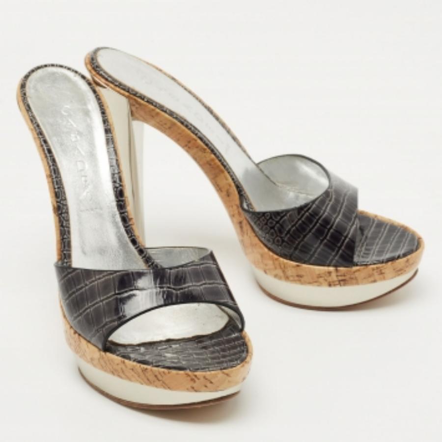 Casadei Black Croc Embossed Patent Leather Cork Platform Sandals Size 39 (Sandales à plateforme en liège en cuir verni gaufré) en vente 1