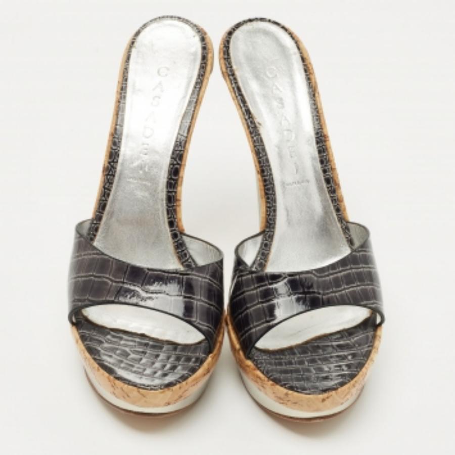 Casadei Black Croc Embossed Patent Leather Cork Platform Sandals Size 39 (Sandales à plateforme en liège en cuir verni gaufré) en vente 2