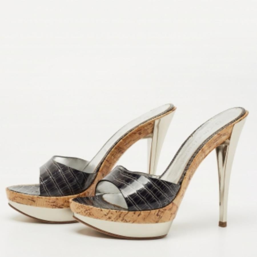 Casadei Black Croc Embossed Patent Leather Cork Platform Sandals Size 39 (Sandales à plateforme en liège en cuir verni gaufré) en vente 3