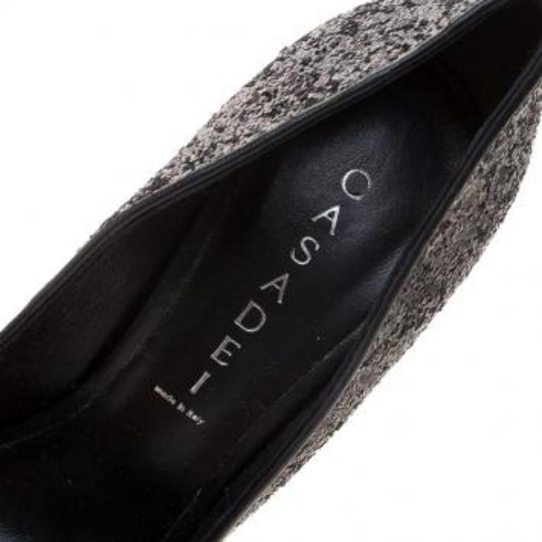 La elegancia y el aplomo se convertirán en algo natural cuando salgas a la calle con este par de zapatos de salón de Casadei. Maravillosamente cubiertas de purpurina, las bombas peep toe son realmente impresionantes. Se completan con plantillas de