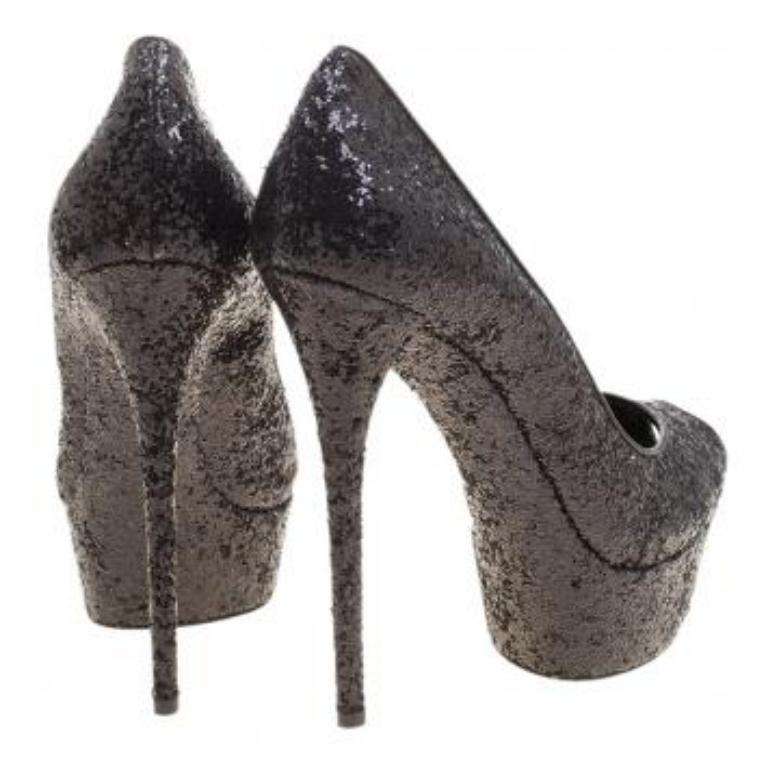 Casadei Black Glitter Peep Toe Platform Pumps Talla 38.5 en Bueno estado para la venta en Dubai, Al Qouz 2