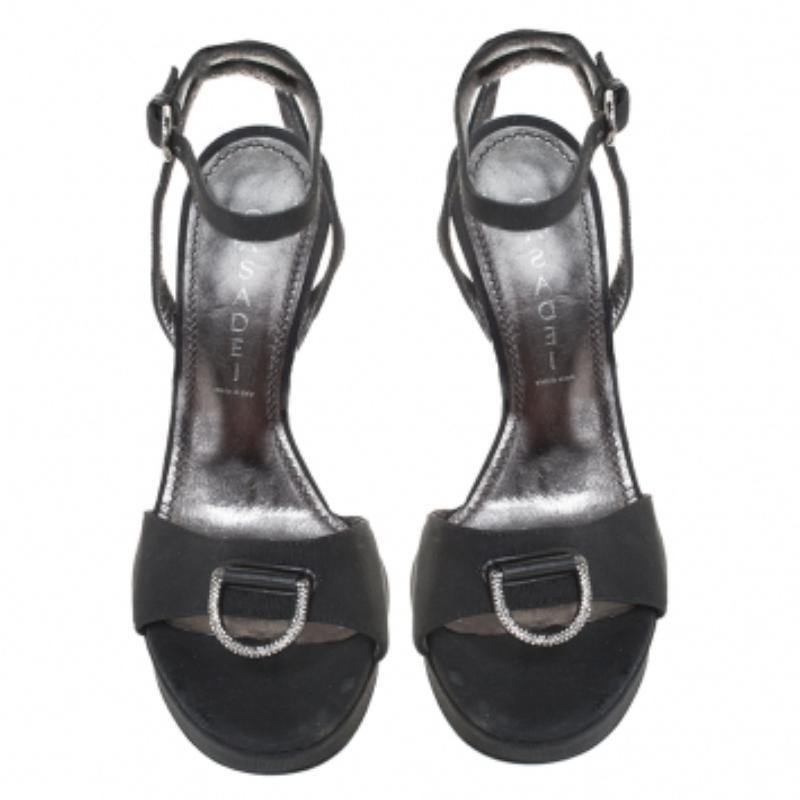 Ces sandales chics de Casadei sont les plus polyvalentes que vous puissiez posséder. Ces sandales en tissu gros grain sont à la mode et chics. Ces sandales sont dotées de plateformes, d'accents en cristal et de talons de 12 cm. Restez à l'aise tout
