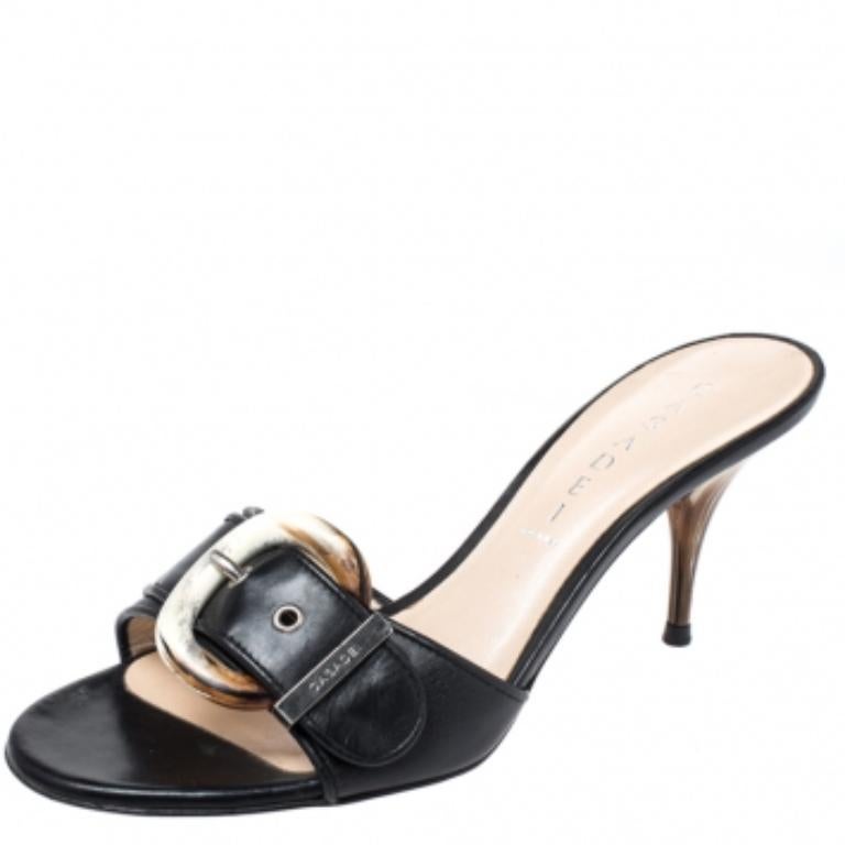 Glissez-vous dans ces sandales Casadei et ajoutez de la grâce à vos foulées. Fabriquées en cuir, elles présentent un style coulissant. Avec leur empeigne à boucle, leurs orteils ouverts et leurs talons de 7 cm, ces sandales donneront une sensation