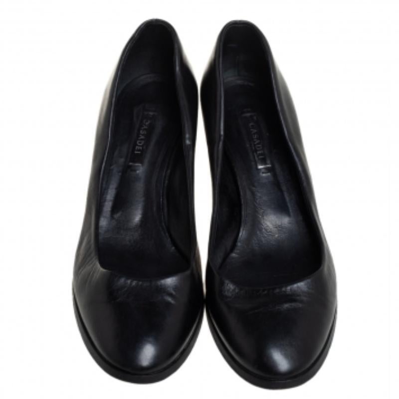 Casadei Black Leather Chain Embellished Block Heel Pumps Size 40 In Good Condition For Sale In Dubai, Al Qouz 2